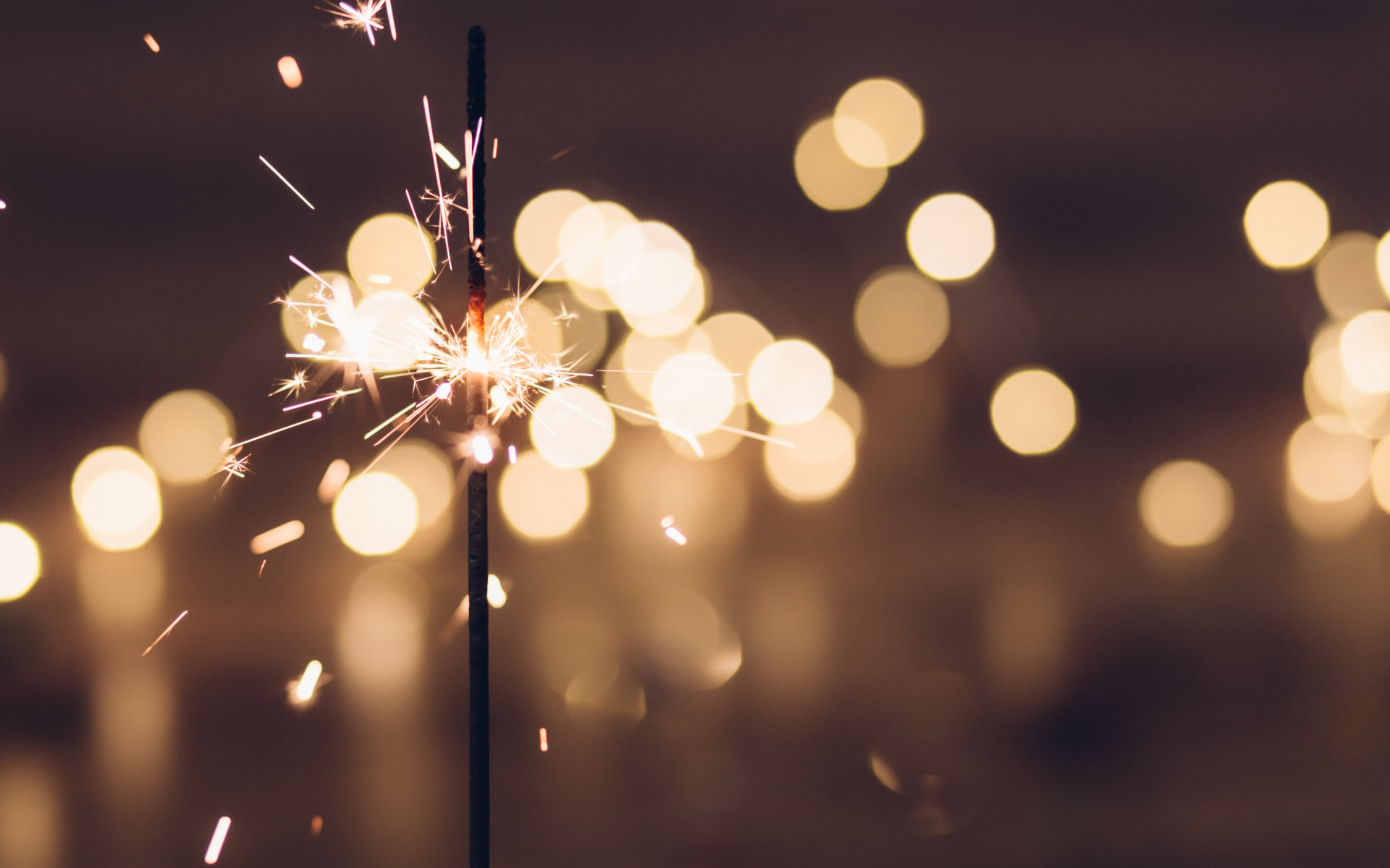 Зажженный бенгальский огонь крупным планом