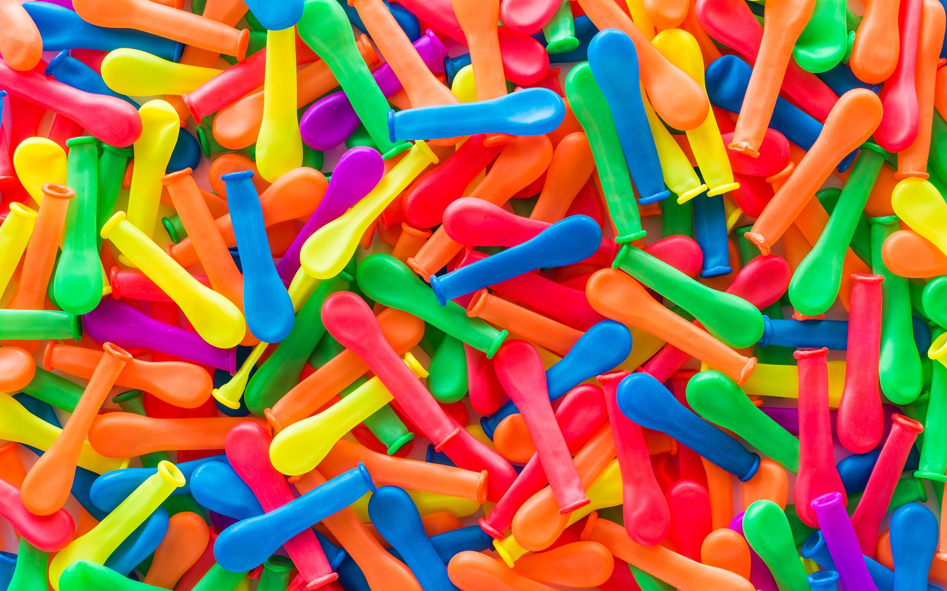 Разноцветные надувные шарики крупным планом