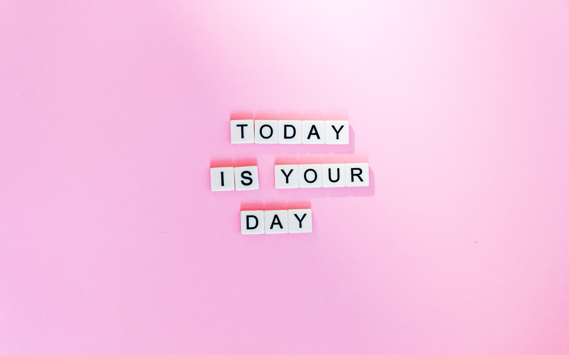 Кубики с надписью Today is your Day на розовом фоне