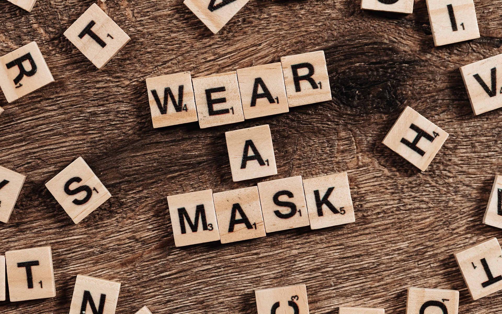 Кубики с буквами на английском языке на деревянном столе 