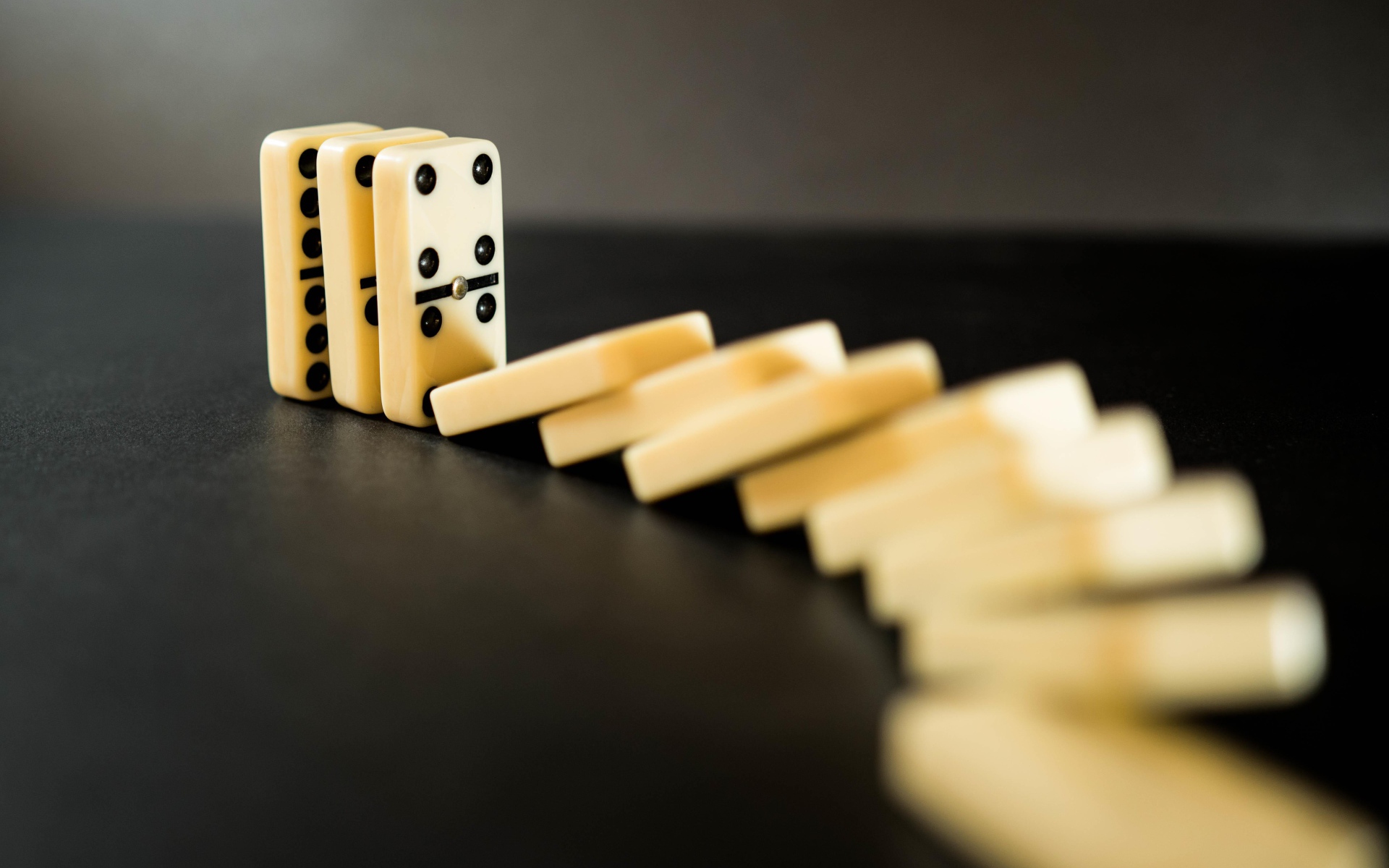Кости для игры в домино на черном столе