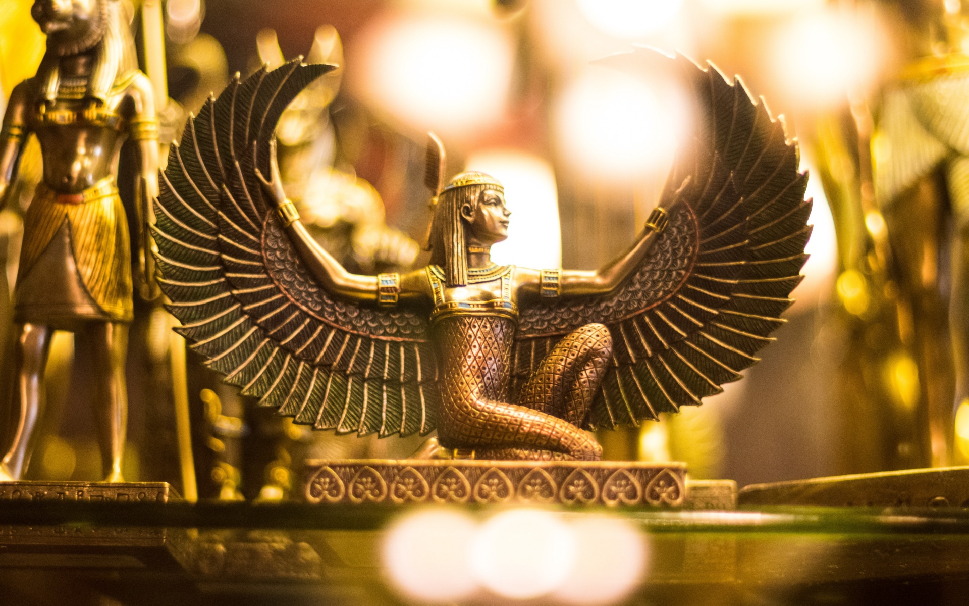 Египетские золотые фигурки на столе 