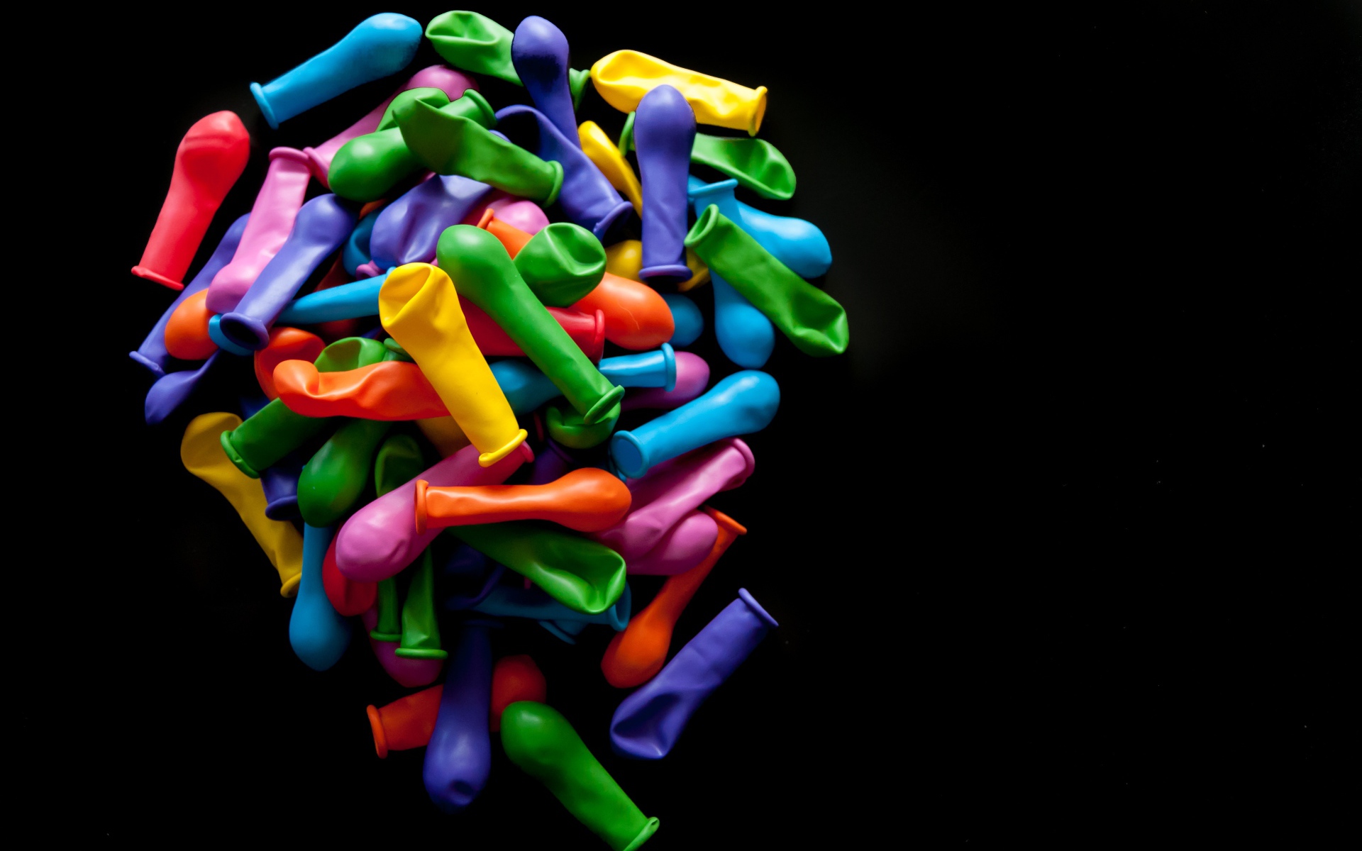 Много разноцветных шариком на черном фоне 