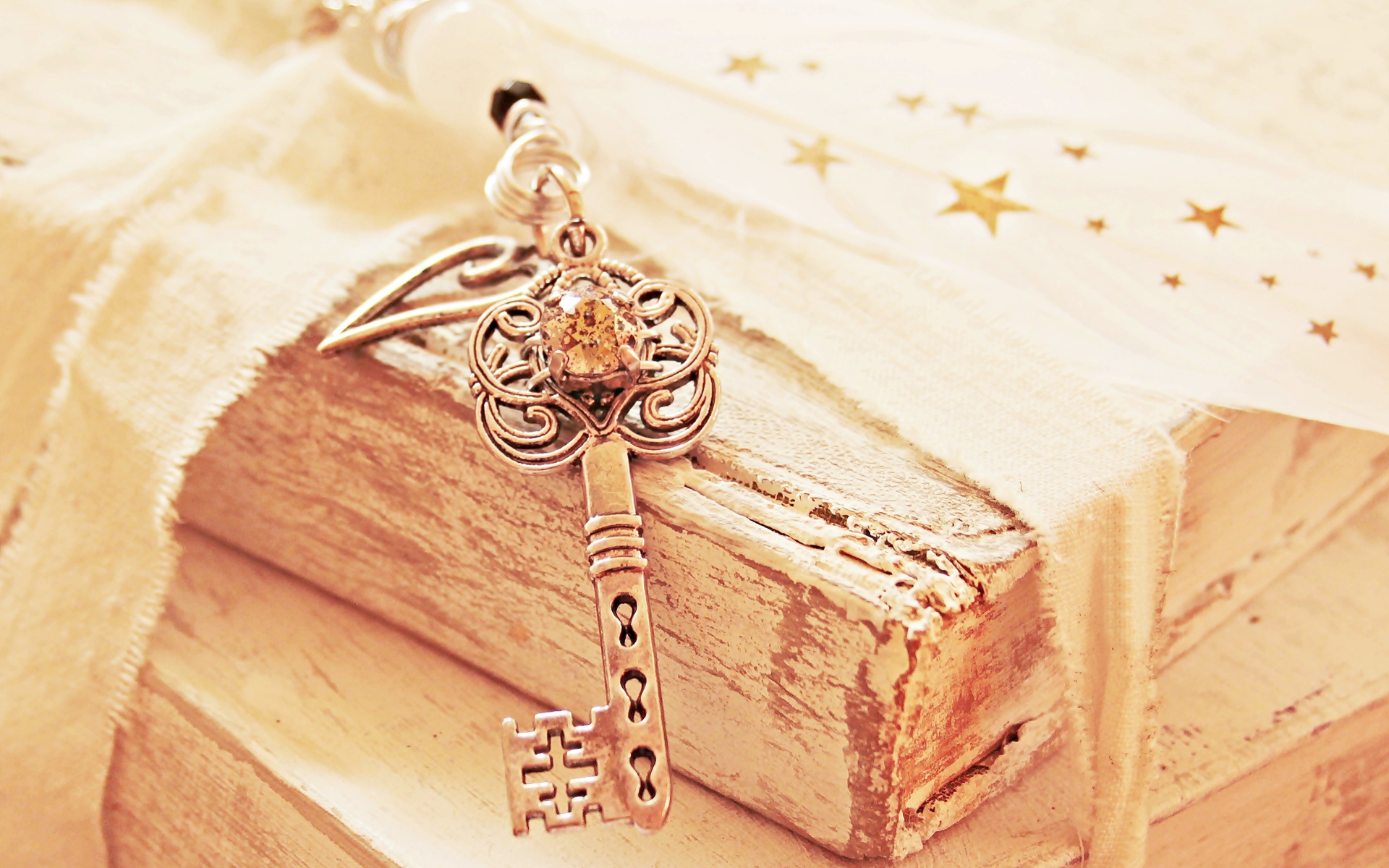 Старые книги с ключом на столе