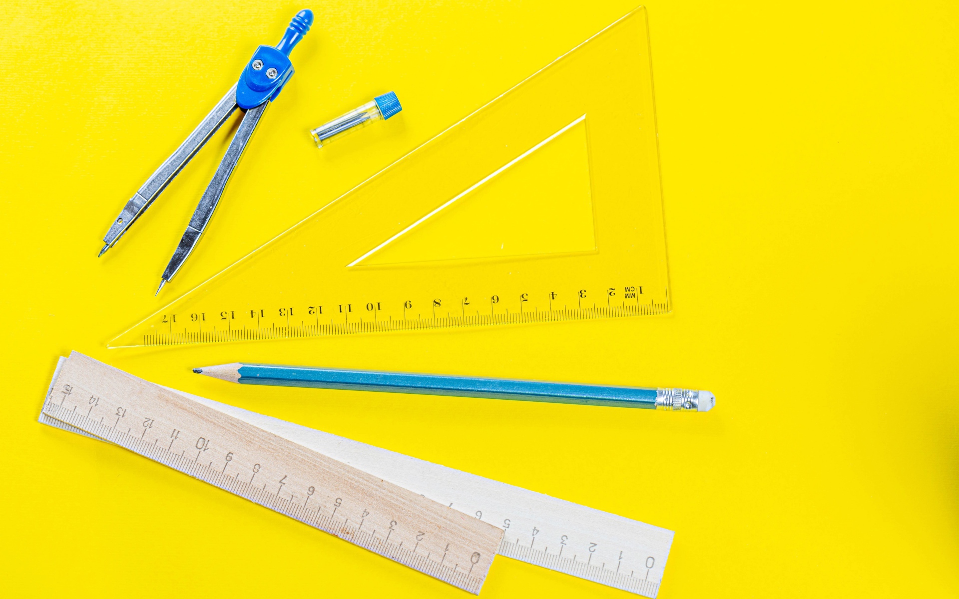 Канцелярские предметы на желтом фоне