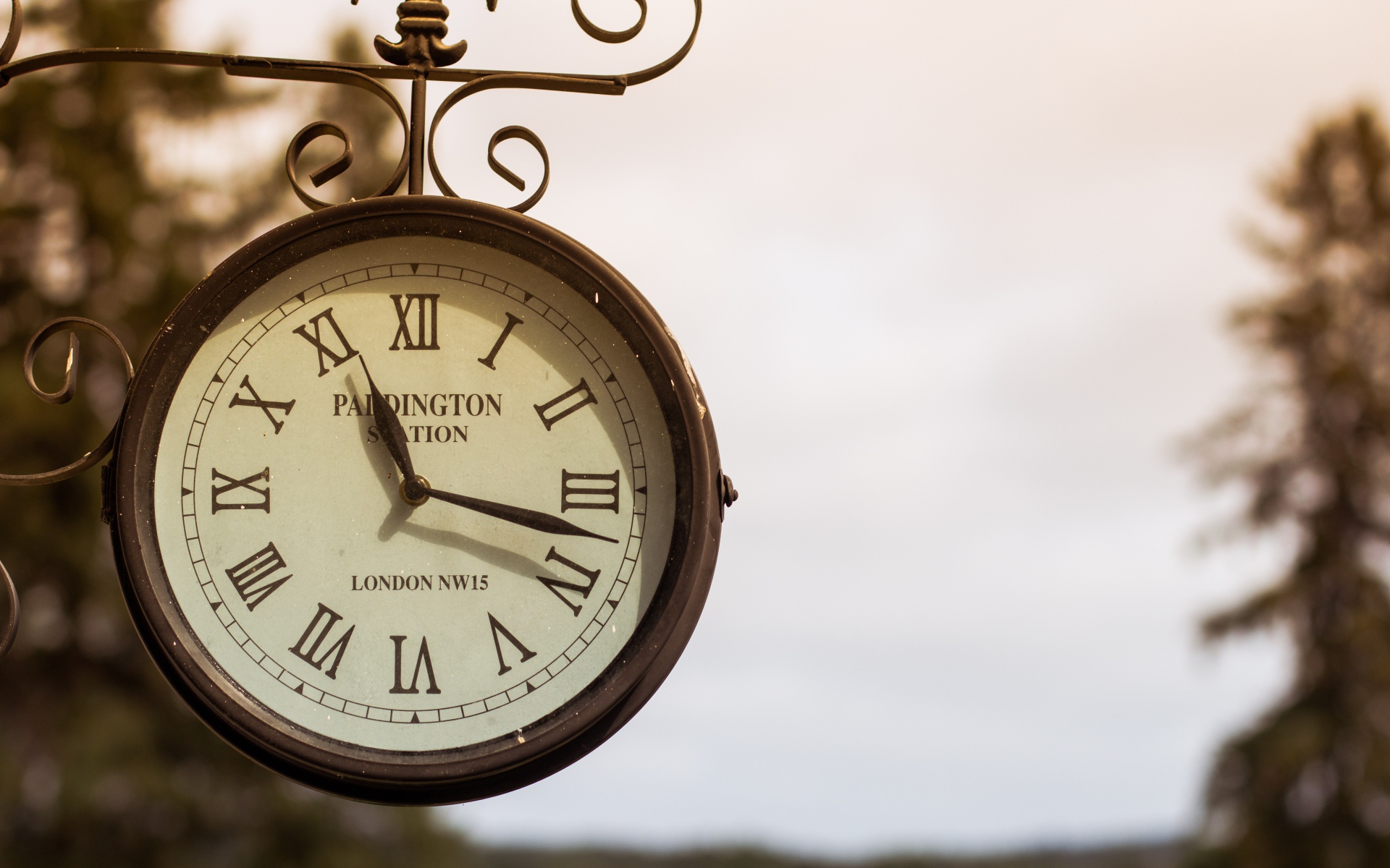 Старинные уличные часы показывают время 