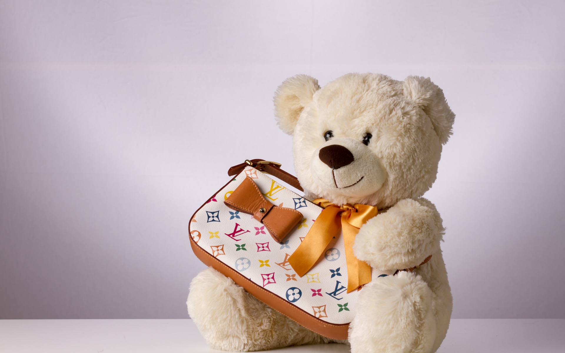 Белый плюшевый медведь с сумочкой