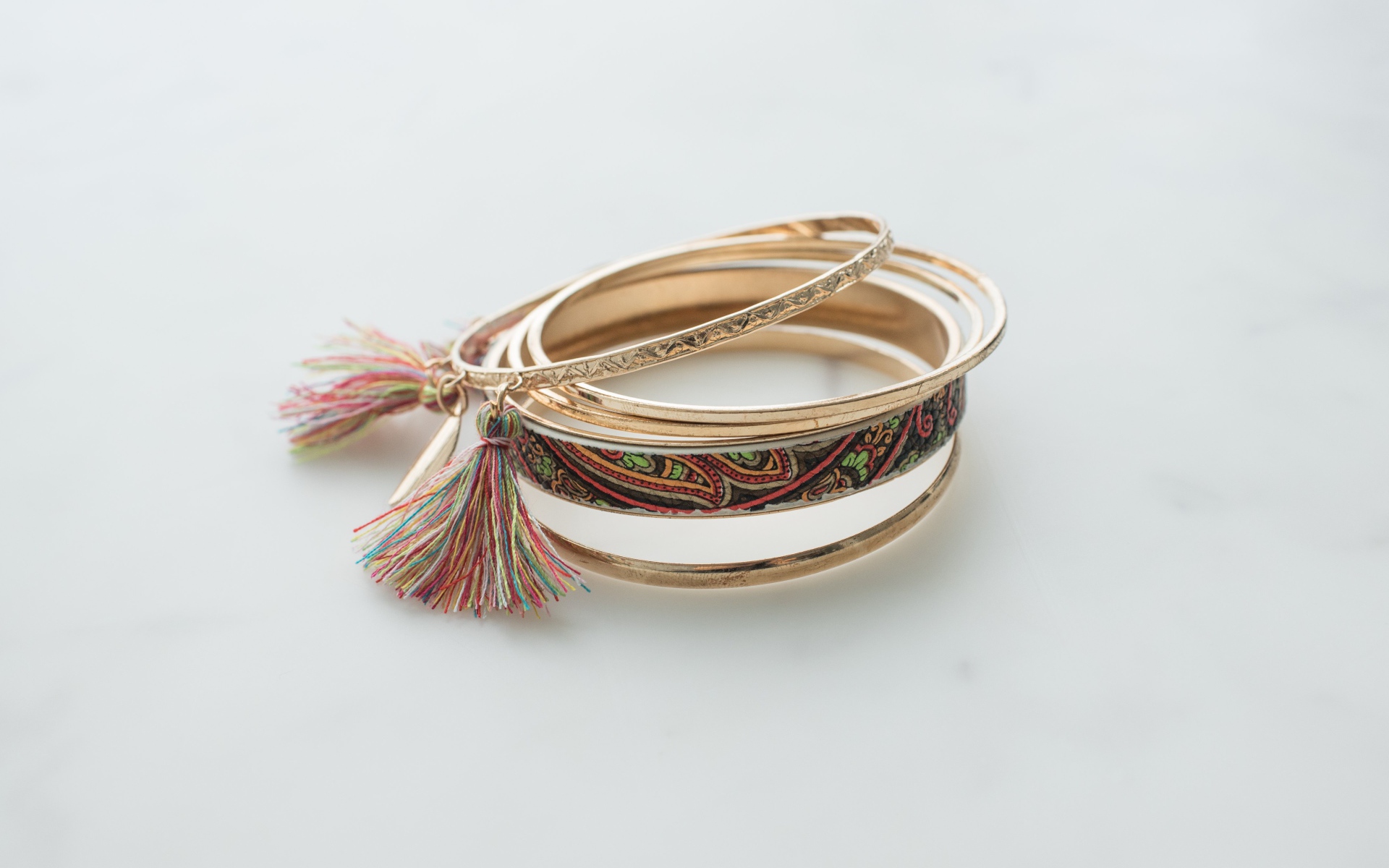 Браслеты на руку на сером фоне