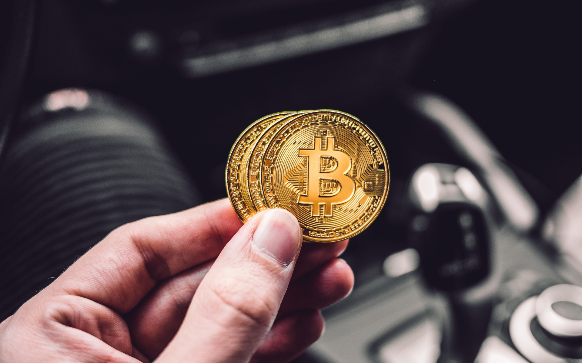Две монеты биткоин в руке 