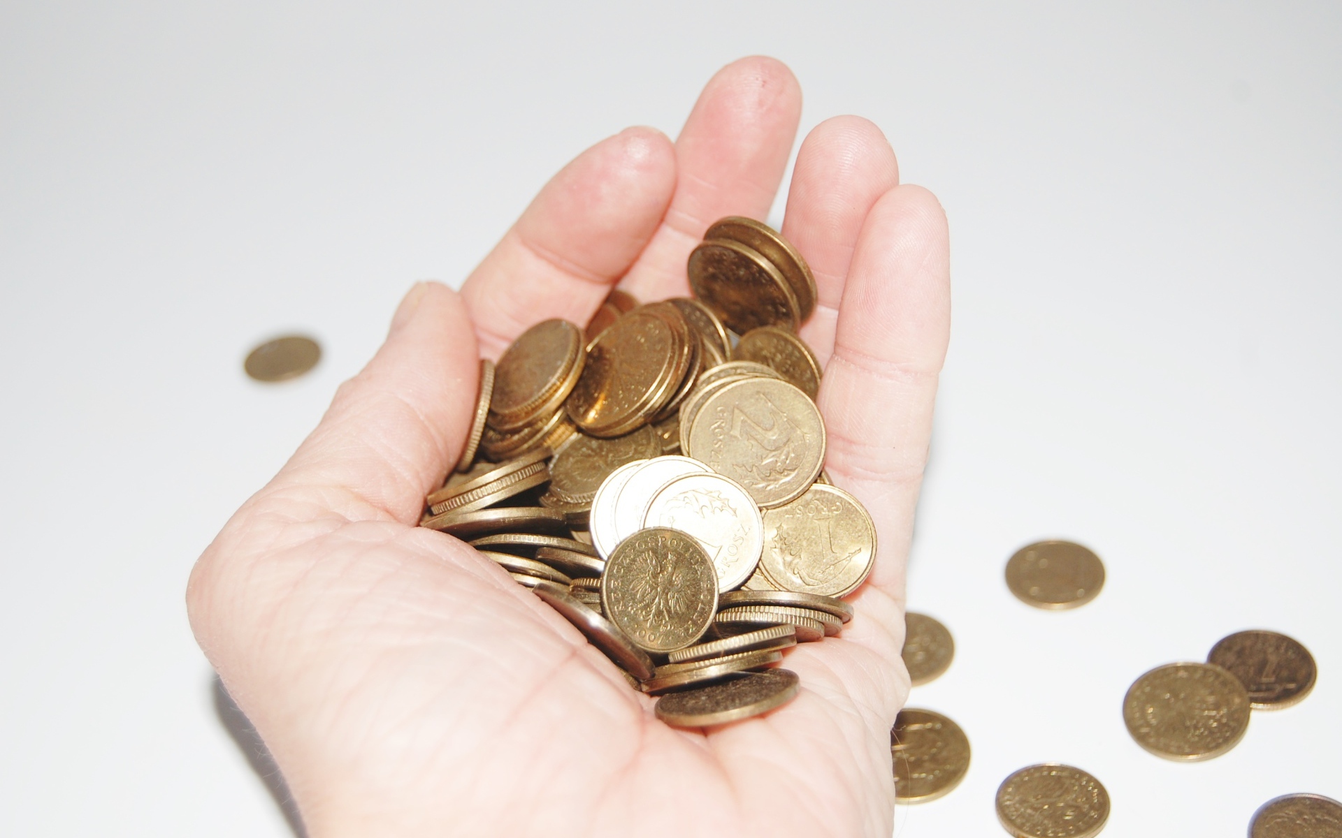 Много монет в ладони 