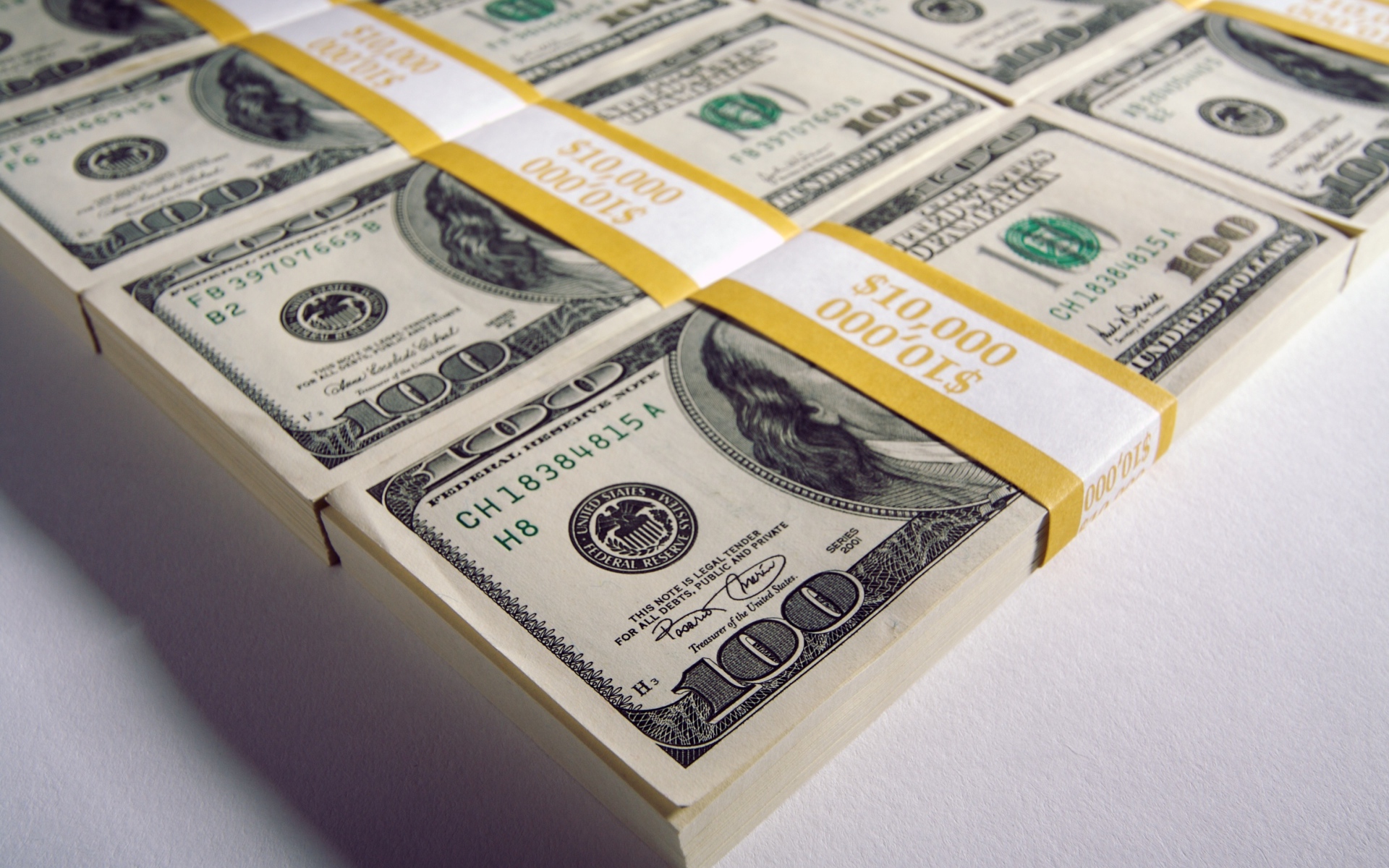 Пачки денег со сто долларовыми купюрами