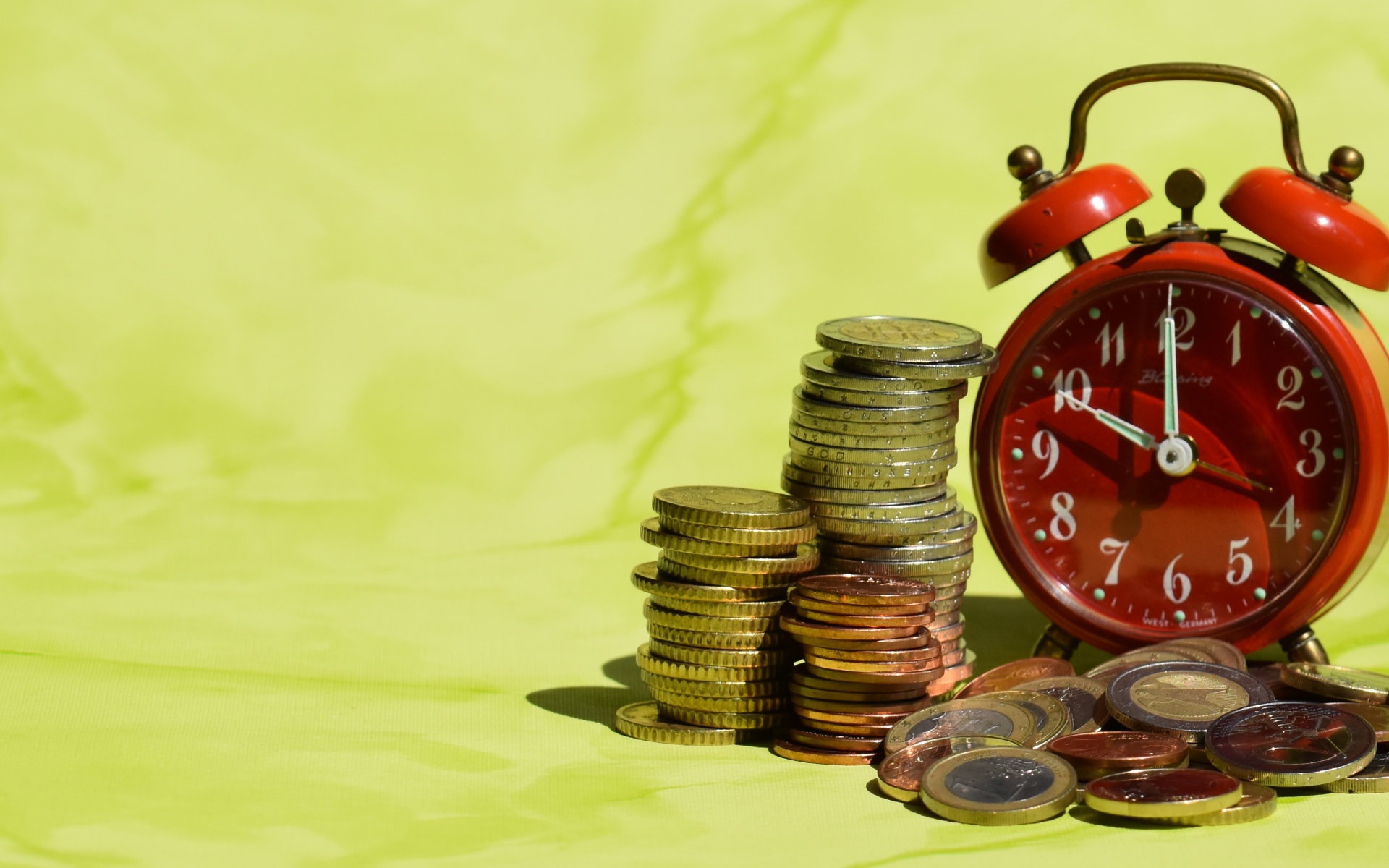 Красный будильник с монетами один евро 