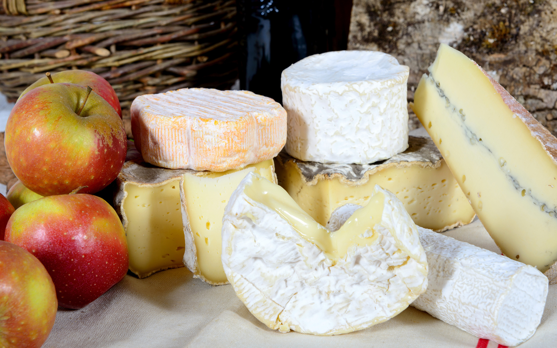 Сыр с плесенью на столе с яблоками