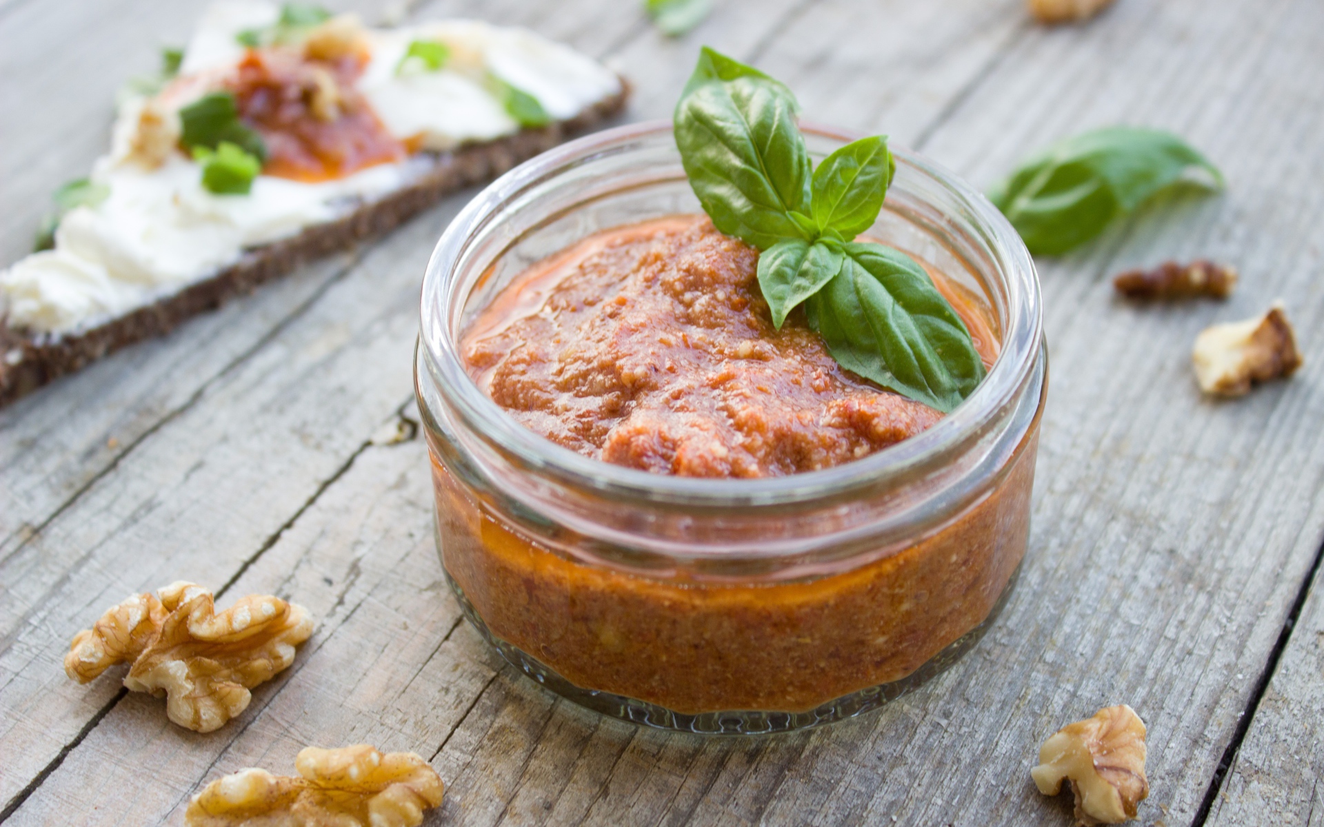 Икра в банке с базиликом на столе с орехами 