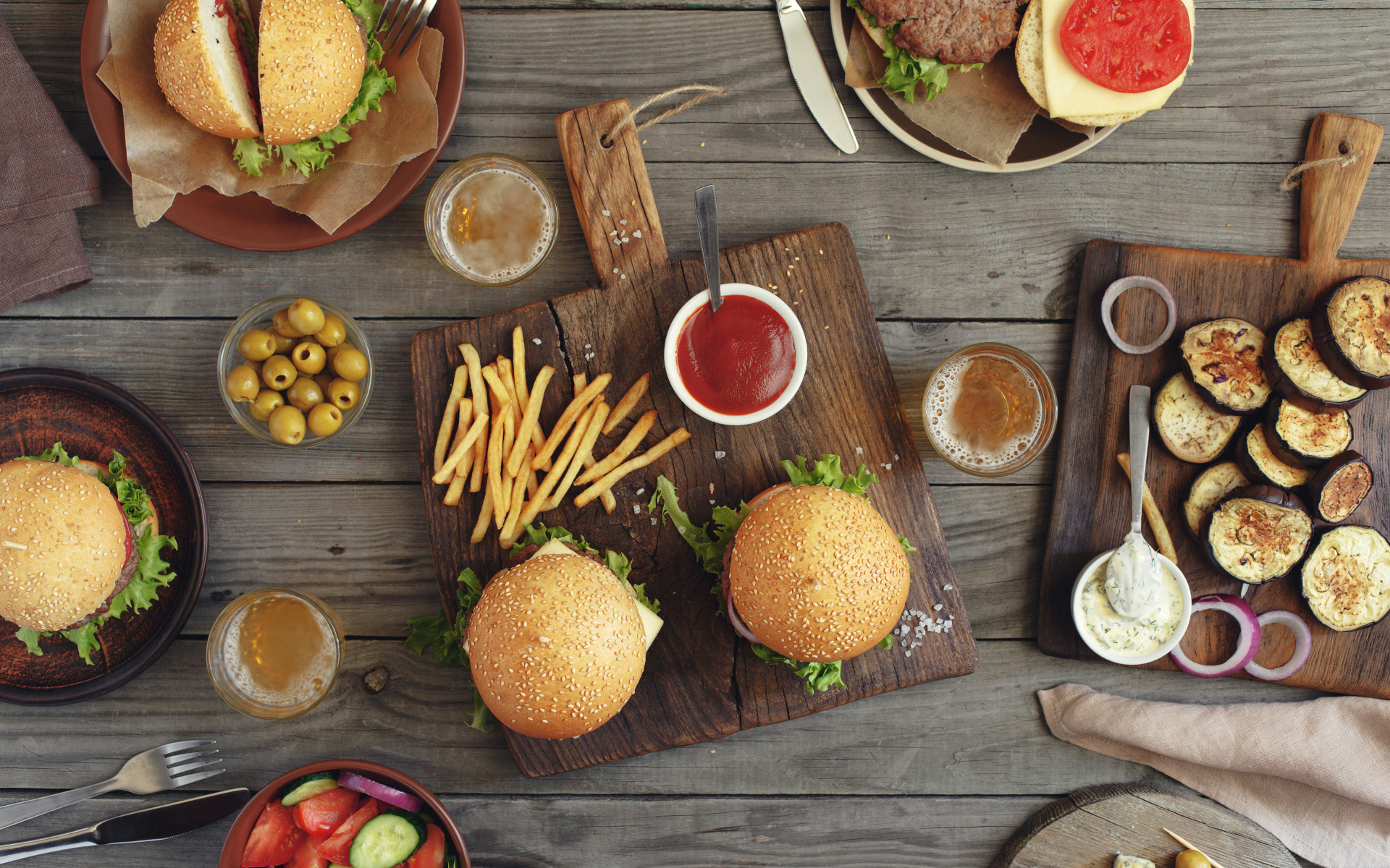 Вкусная сытная еда из фаст фуда на столе 