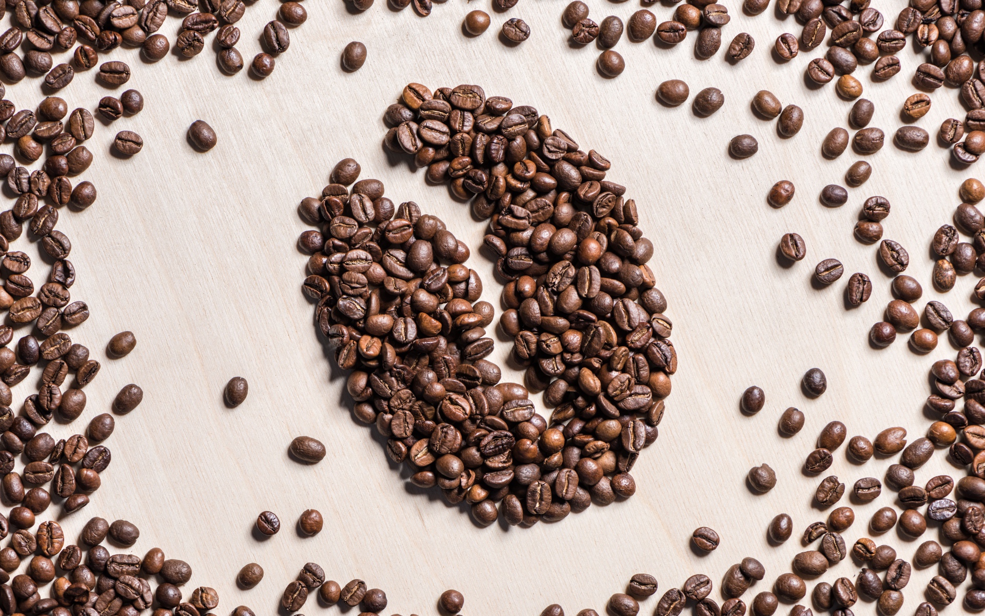 Рисунок к зерна на столе из жареных кофейных зерен 
