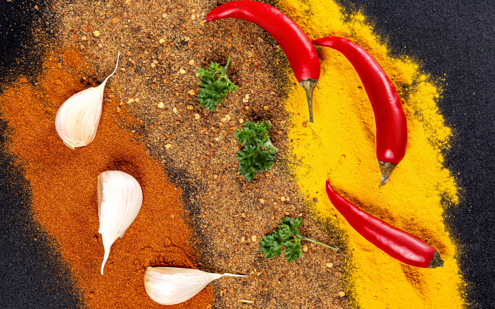 Острые специи на столе с перцем и чесноком