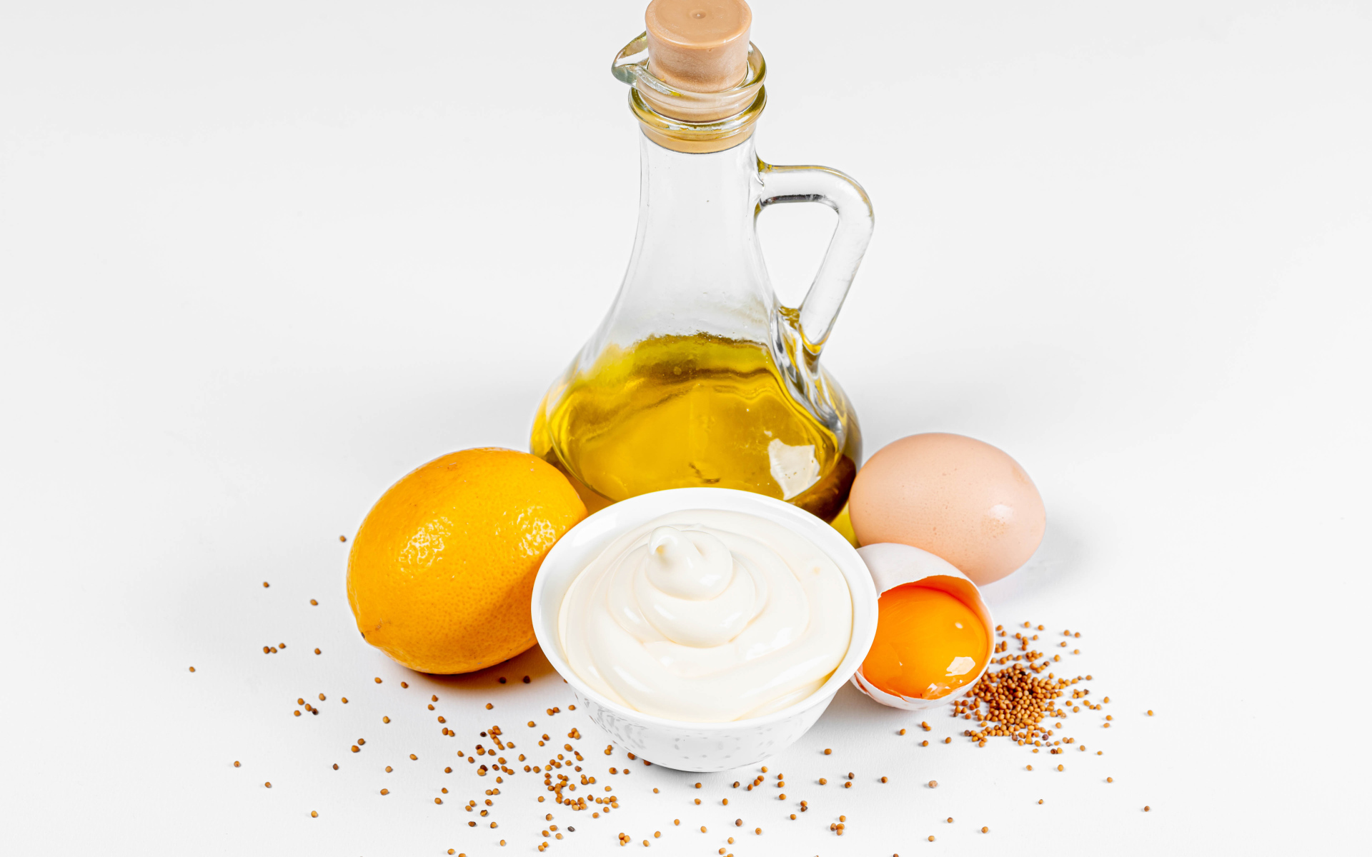 Оливковое масло, яйца и лимон на белом фоне с майонезом