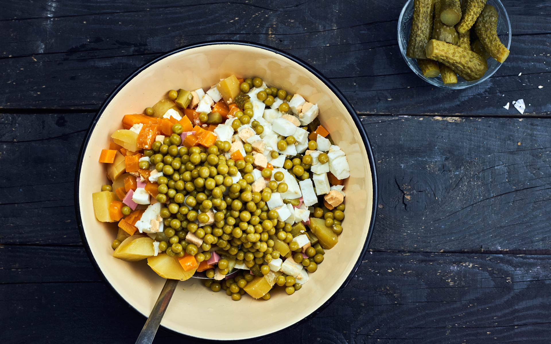 Салат оливье в миске на столе 