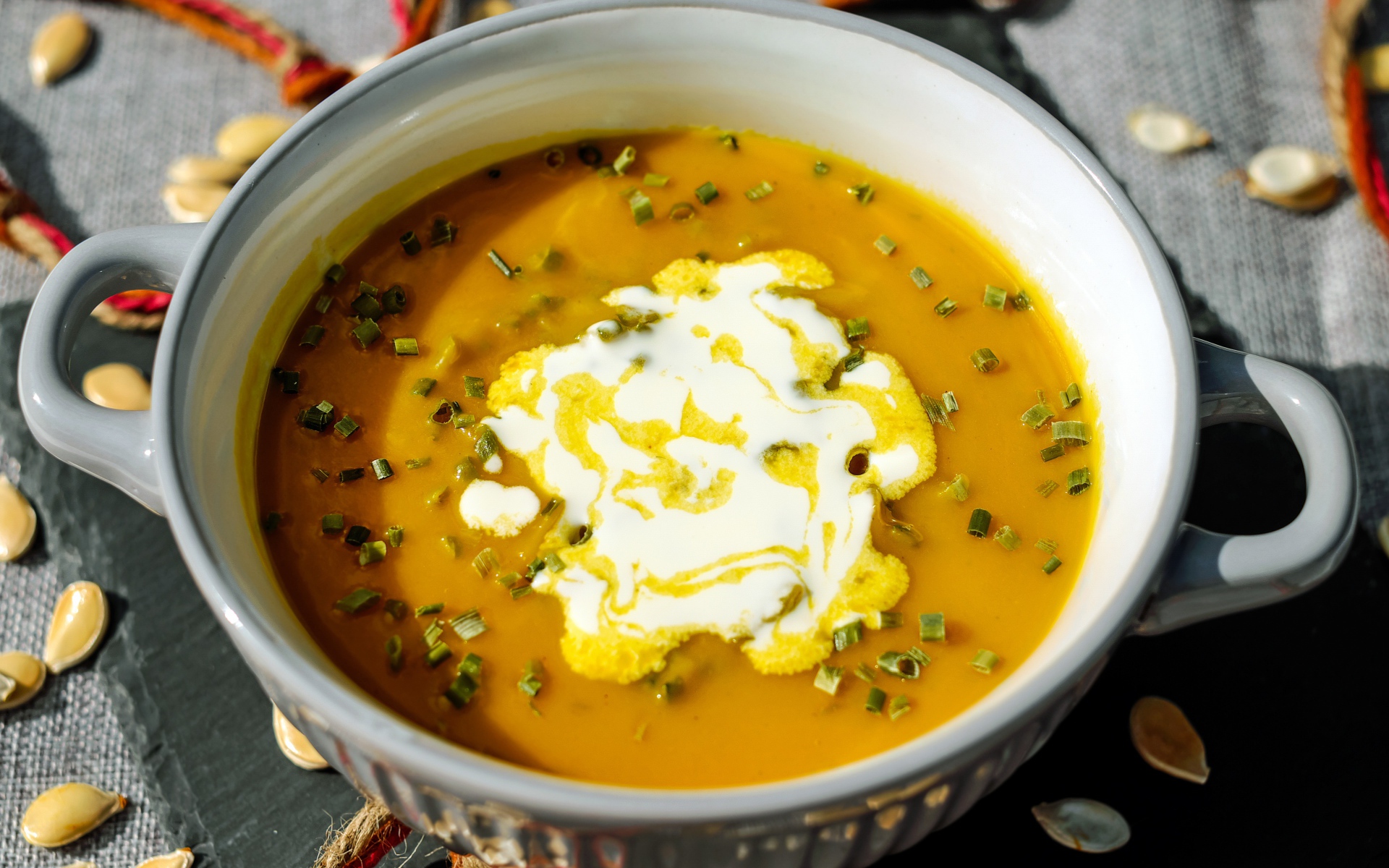 Тыквенный суп со сметаной в кастрюле 