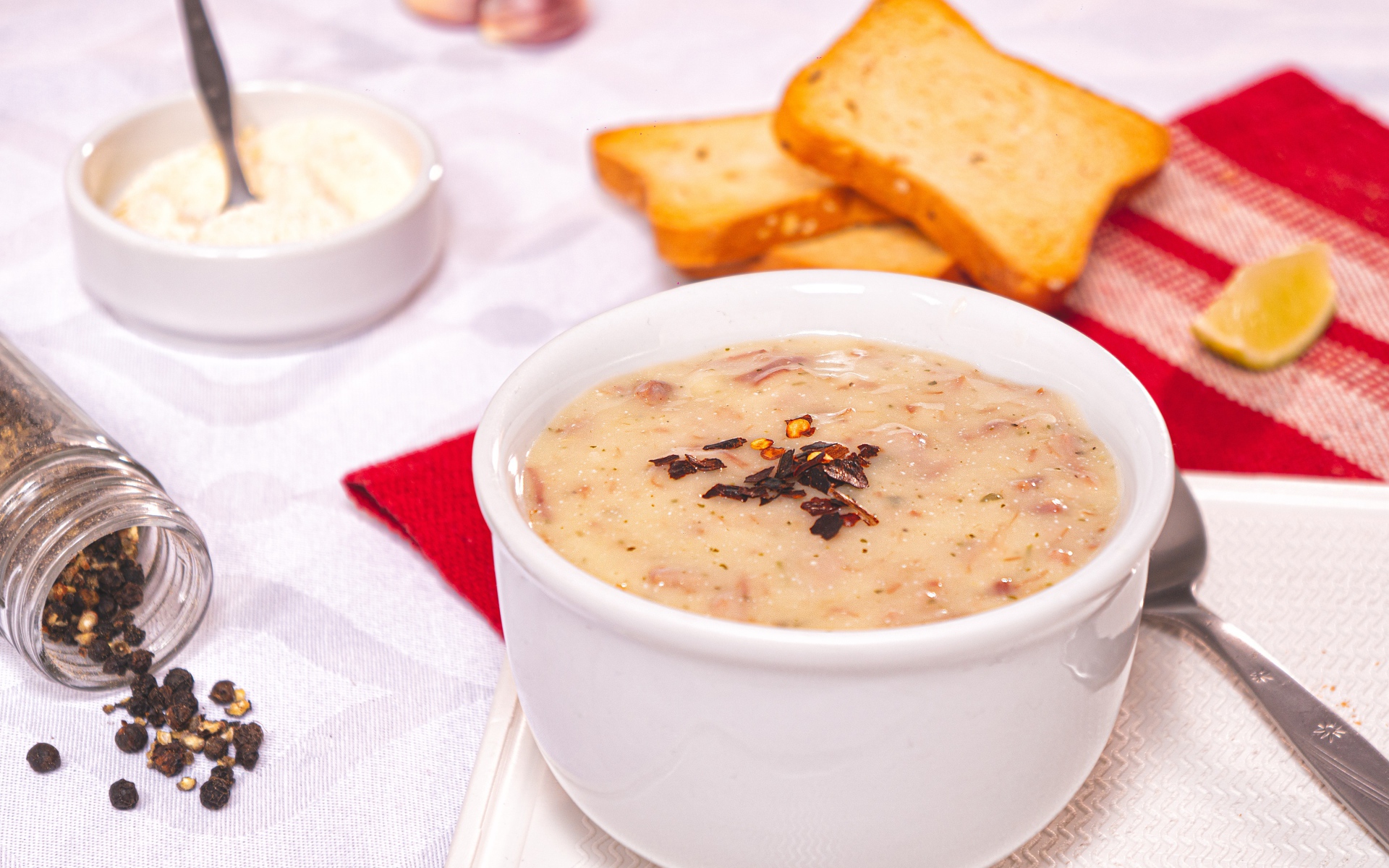 Суп пюре на столе с тостами