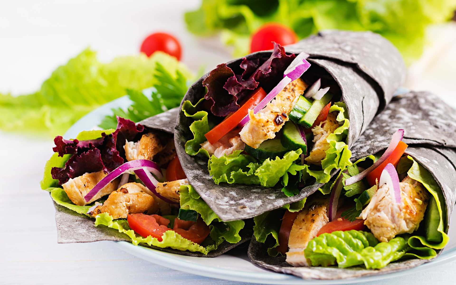 Шаурма в лаваше с овощами и курицей 