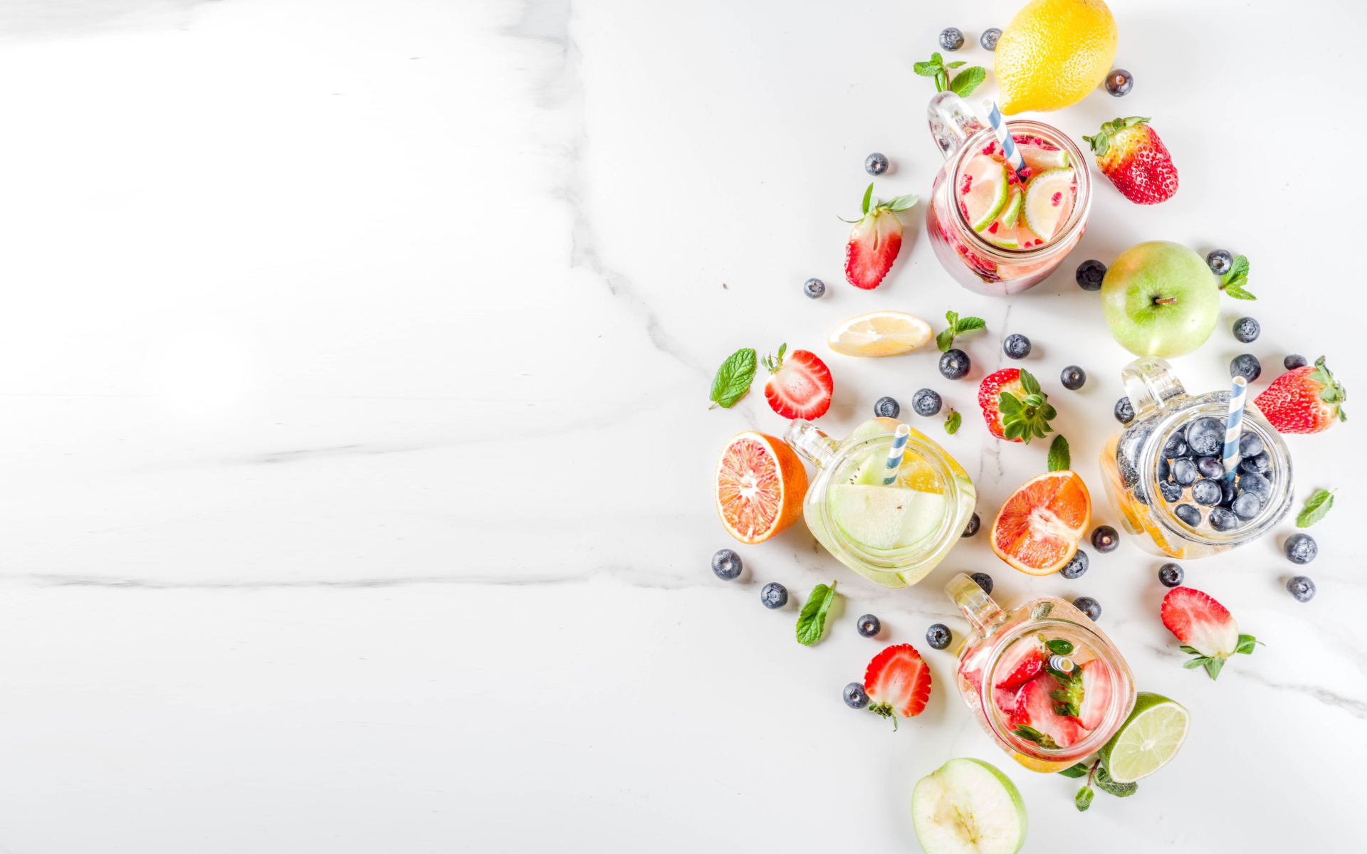 Смузи в баночках на столе с ягодами и фруктами