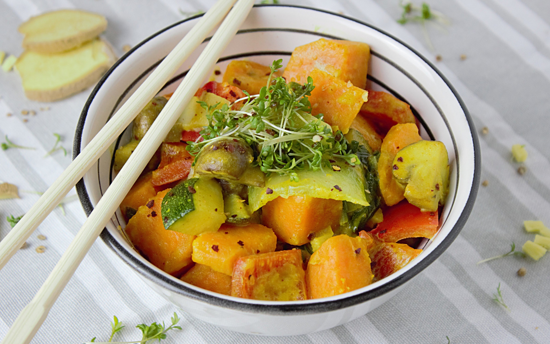 Острое блюдо из овощей в миске с палочками