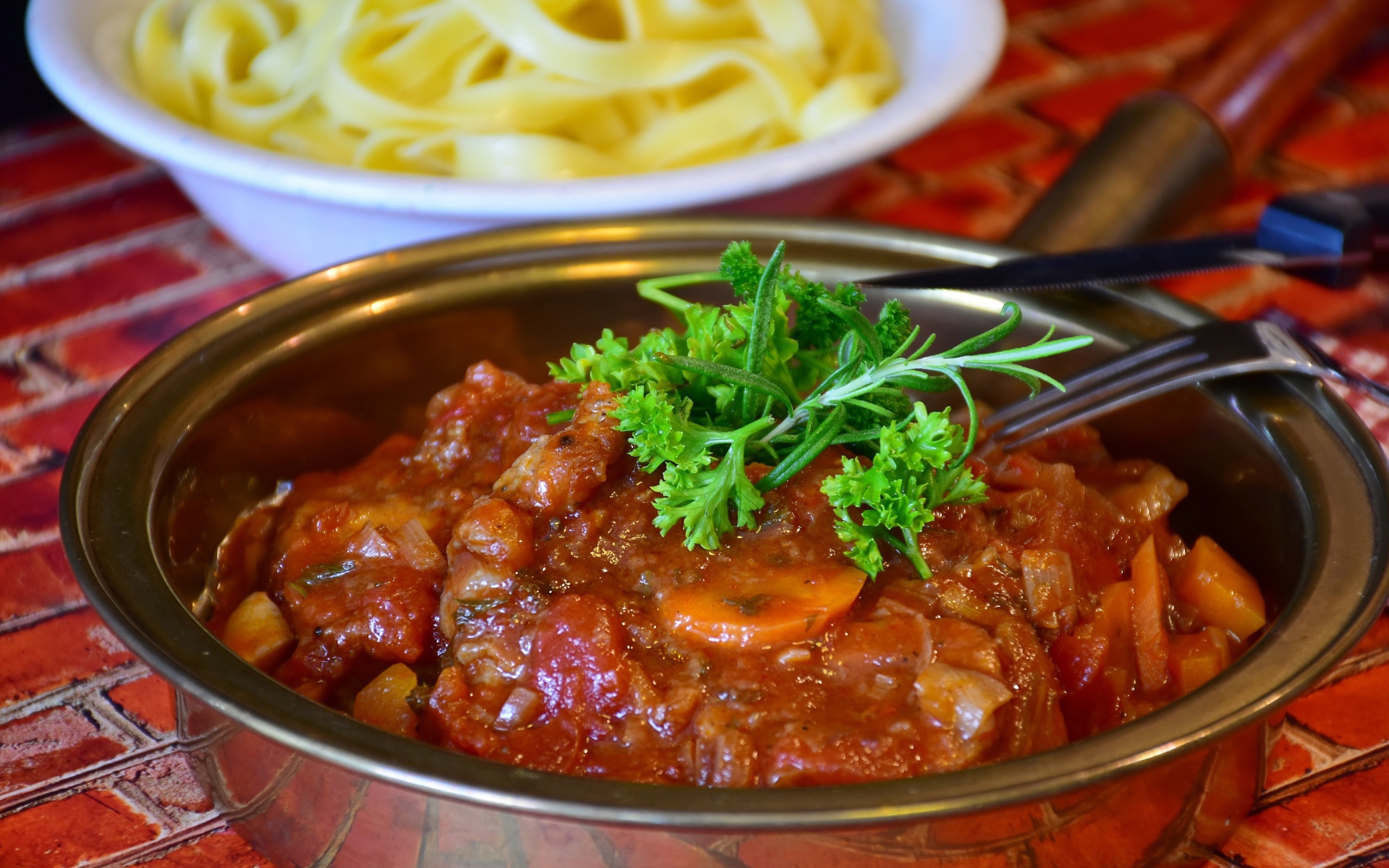 Острое блюдо из овощей в тарелке с петрушкой 