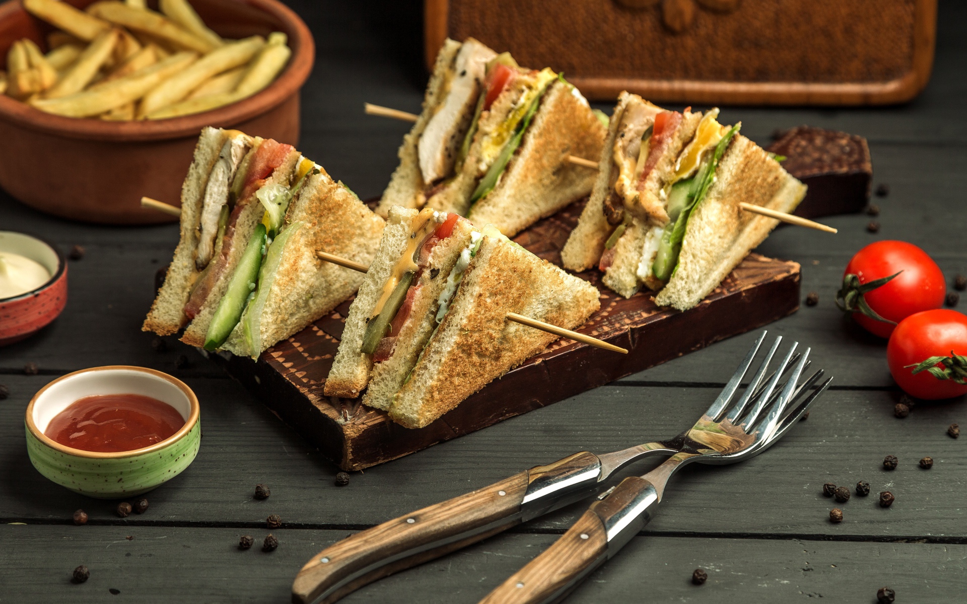 Вкусные сэндвичи с хрустящим хлебом