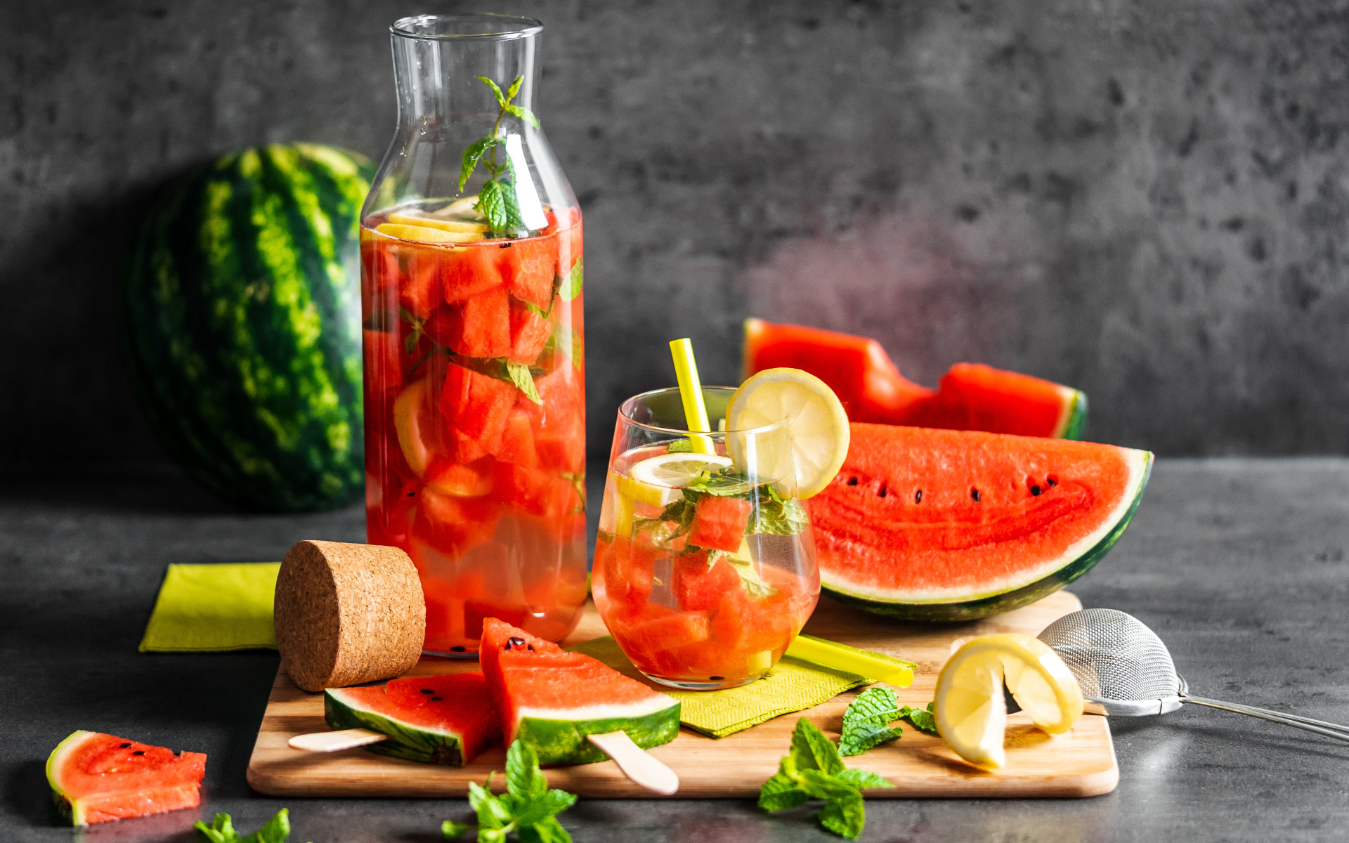 Вкусный напиток на столе с кусочками арбуза 
