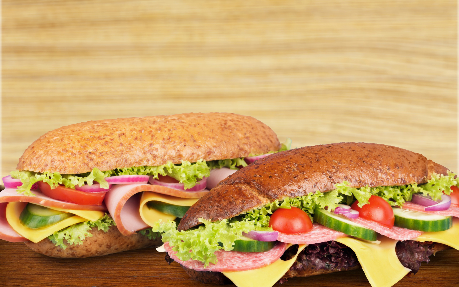 Два аппетитных сэндвича с колбасой и овощами на столе