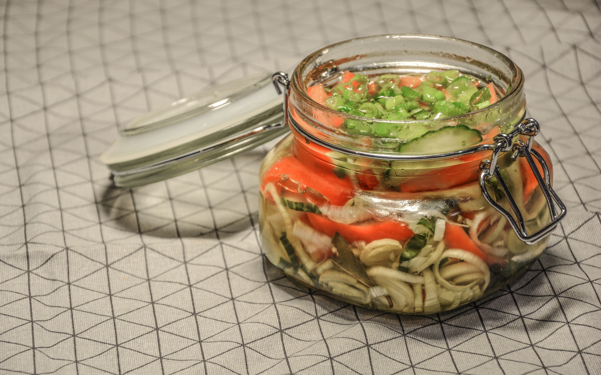 Салат из овощей в стеклянной банке 