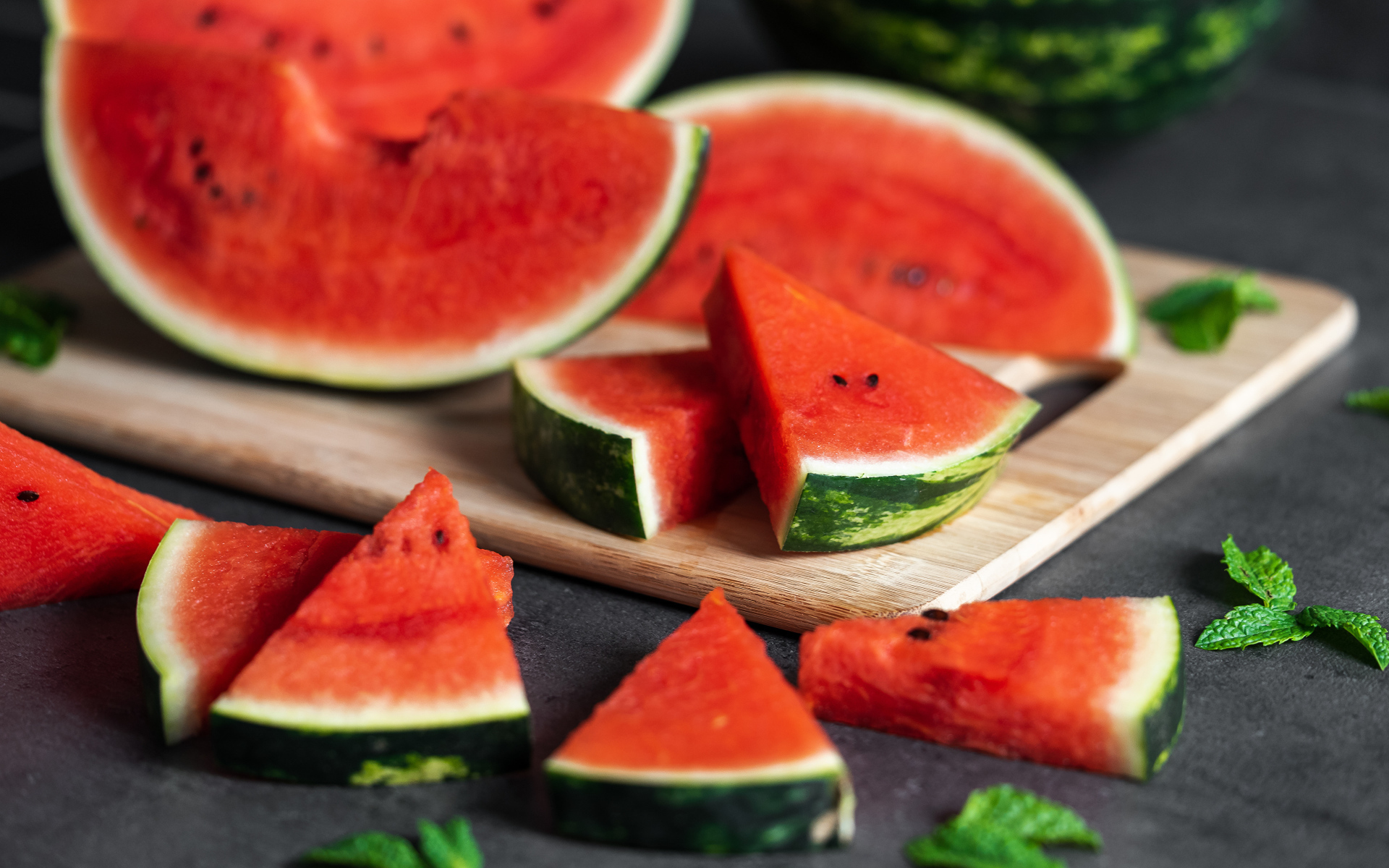 Аппетитный сочный арбуз кусочками на столе