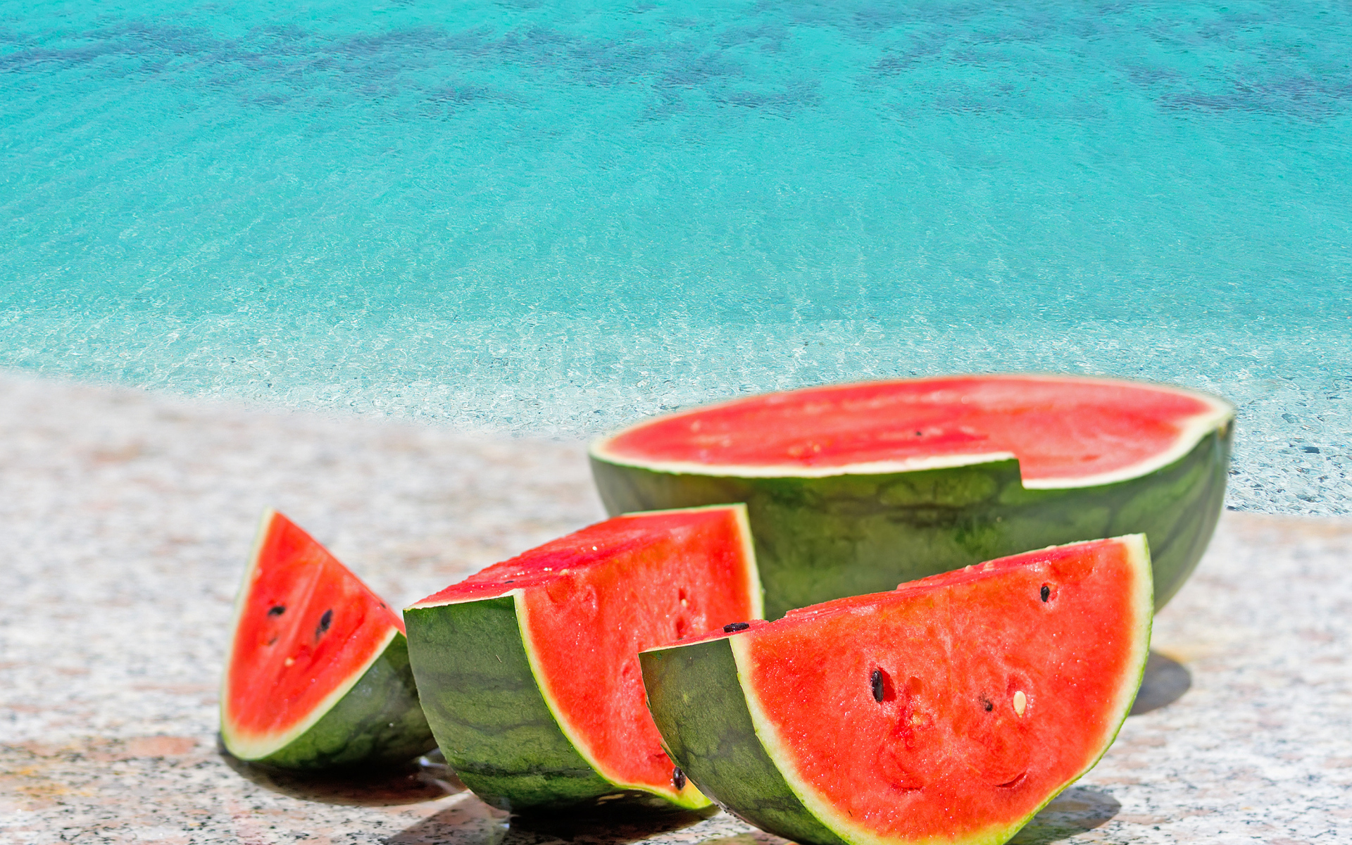 Аппетитный красный арбуз у воды