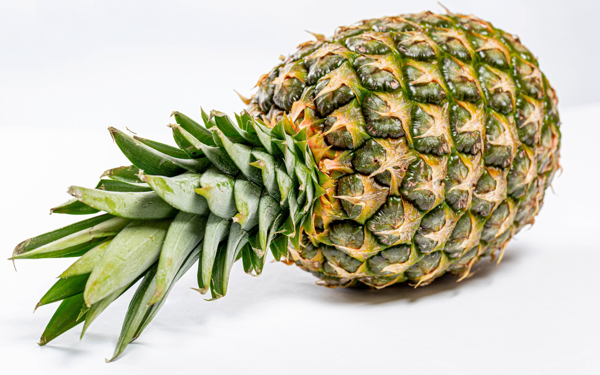 Большой спелый ананас на белом фоне