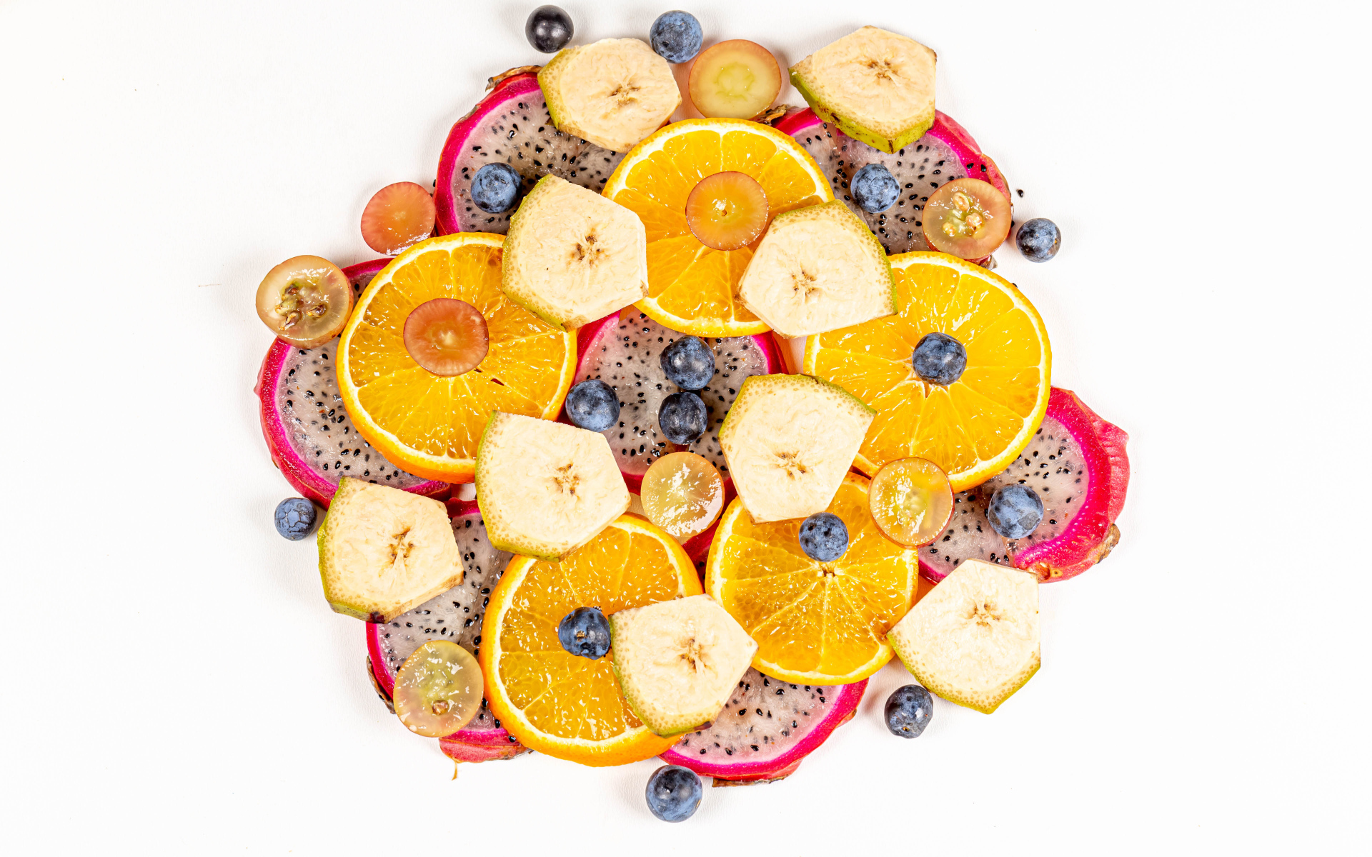 Цитрусовые фрукты с ягодами на белом фоне