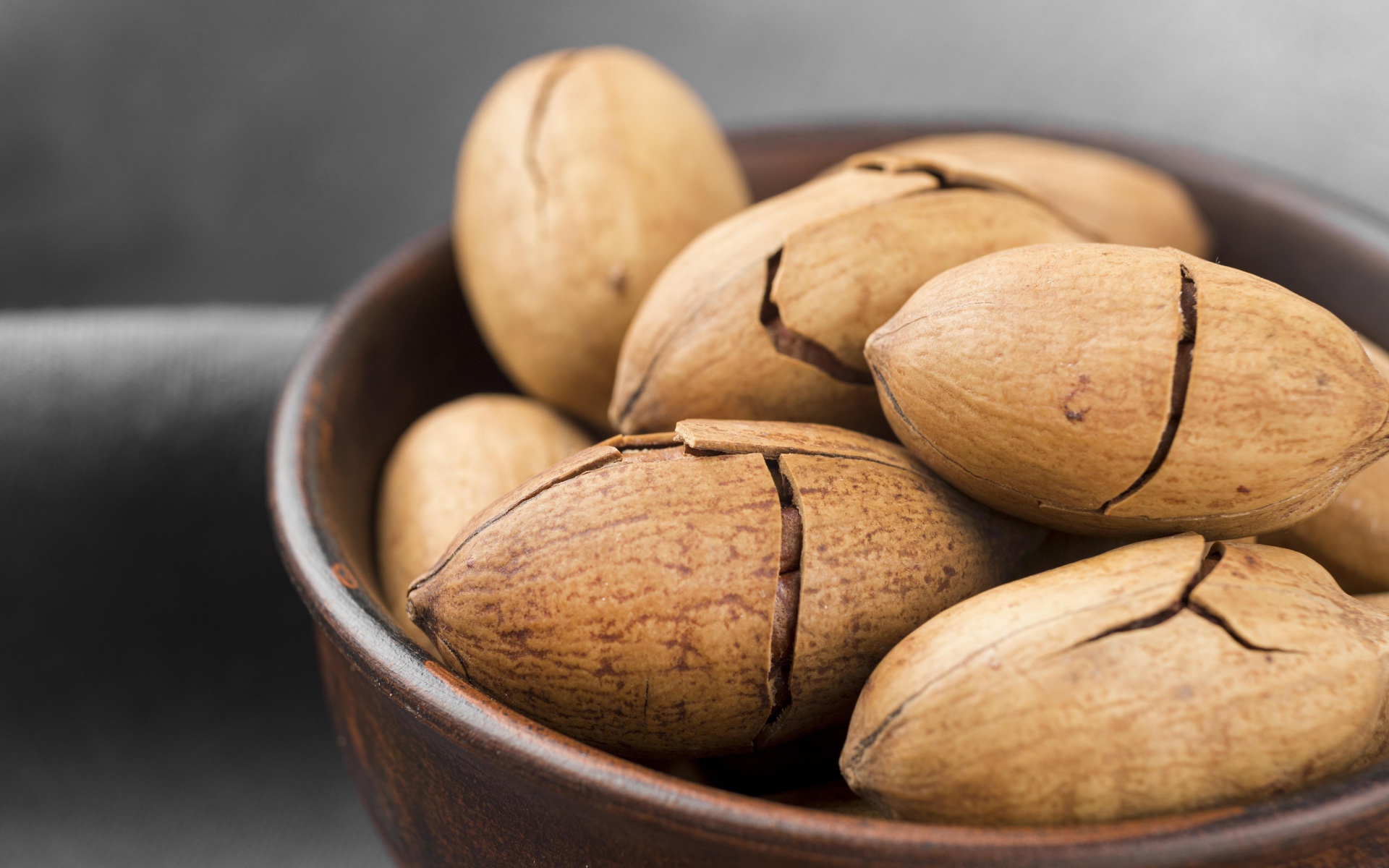 Треснувшие орехи пекан