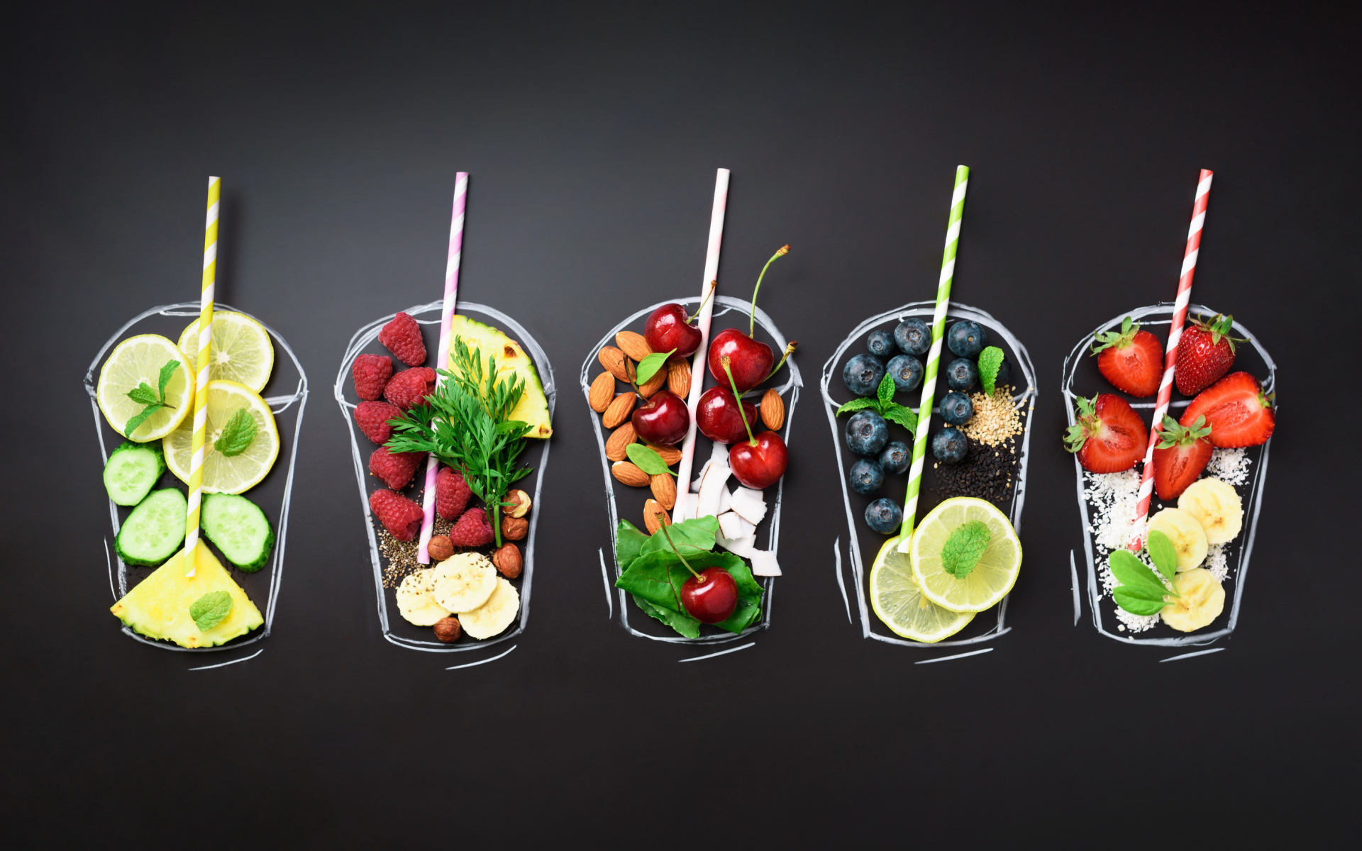 Нарисованные стаканы с ягодами на сером фоне