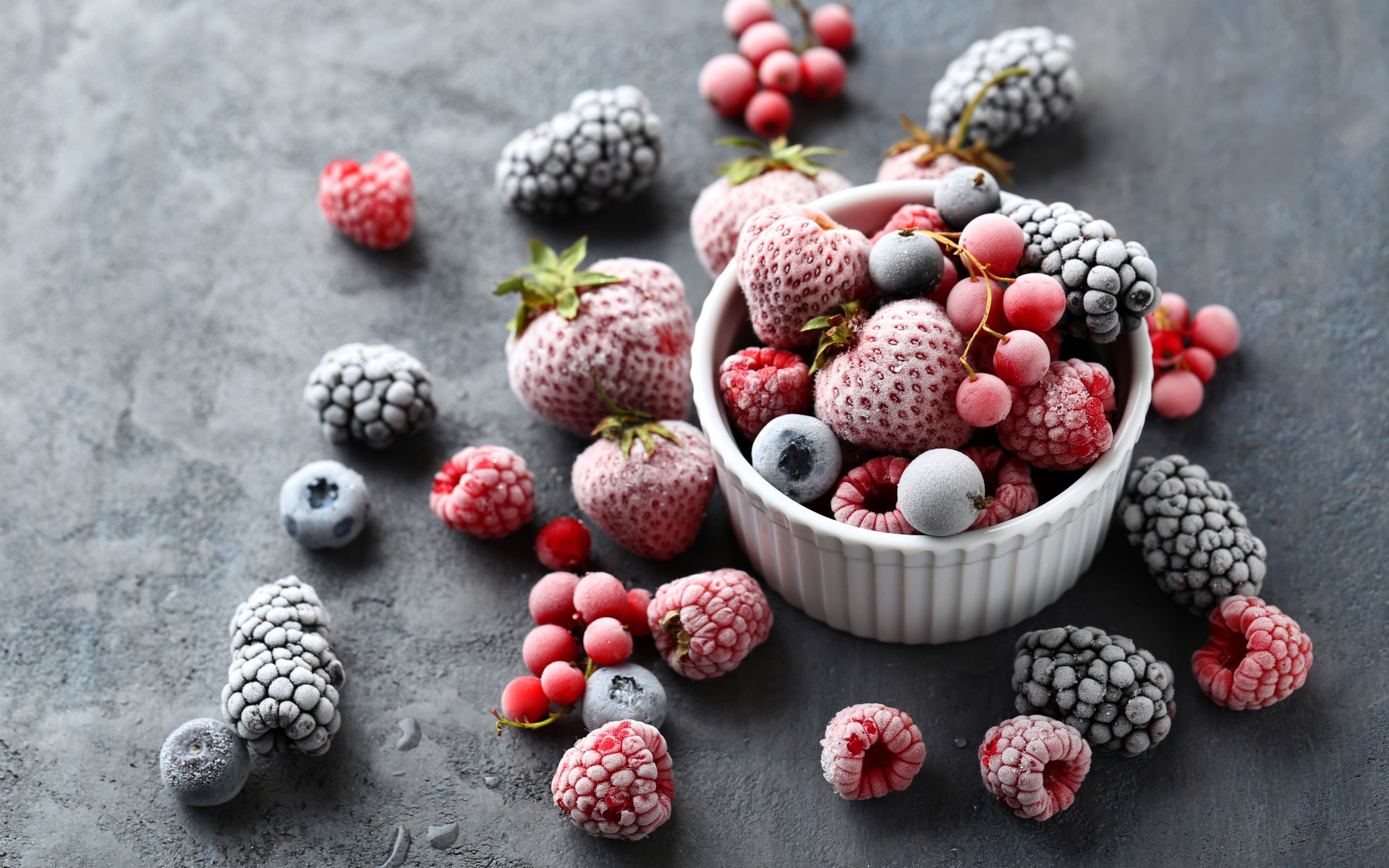 Замороженные ягоды малины, черники, клубники и смородины 