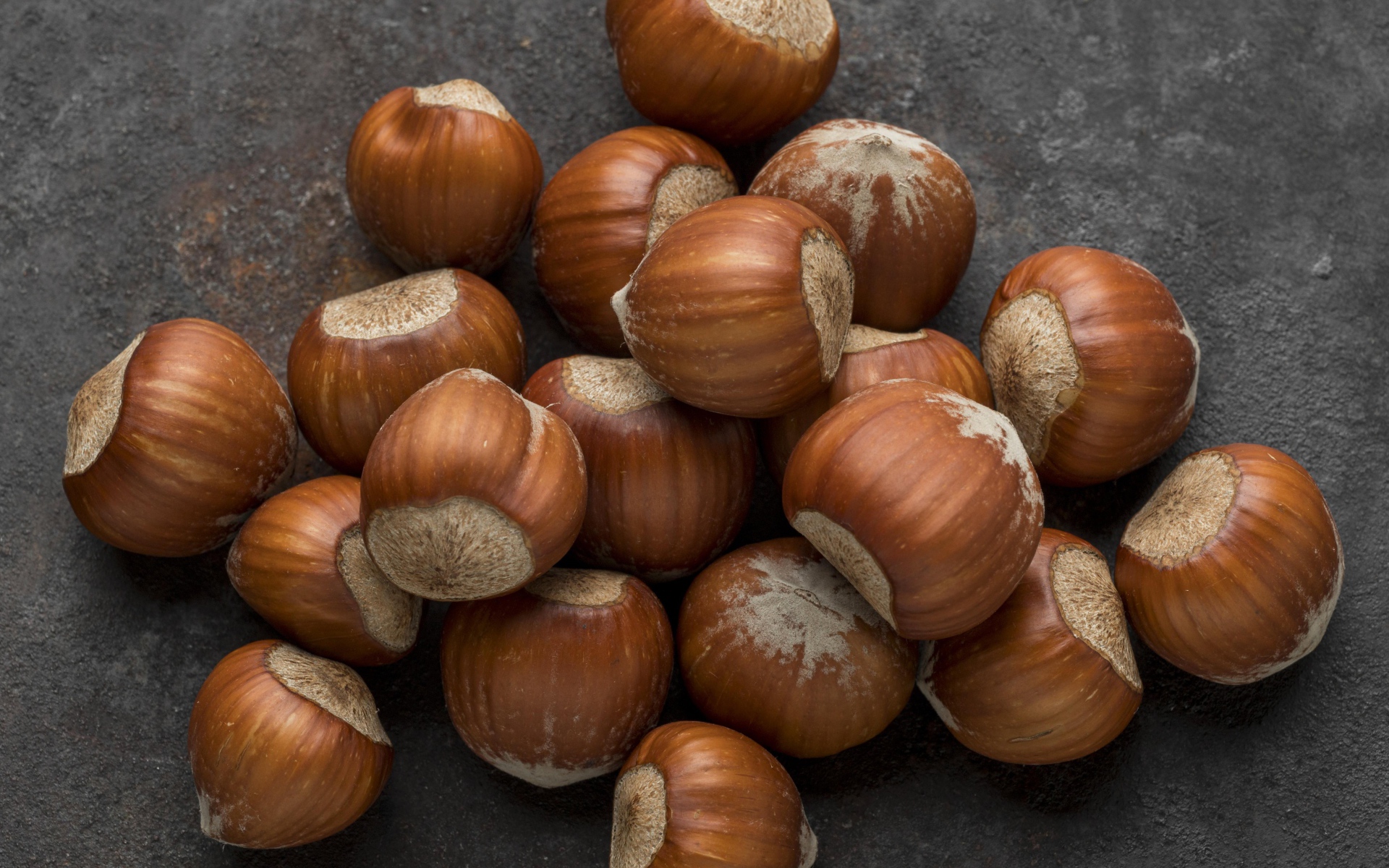 Много лесных орехов на сером столе 