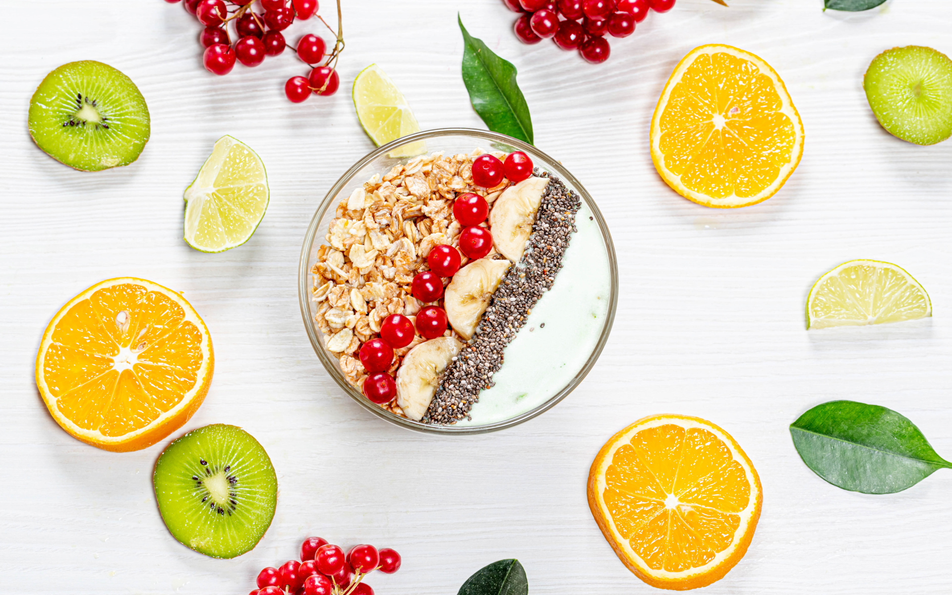 Мюсли на столе с калиной и цитрусовыми фруктами