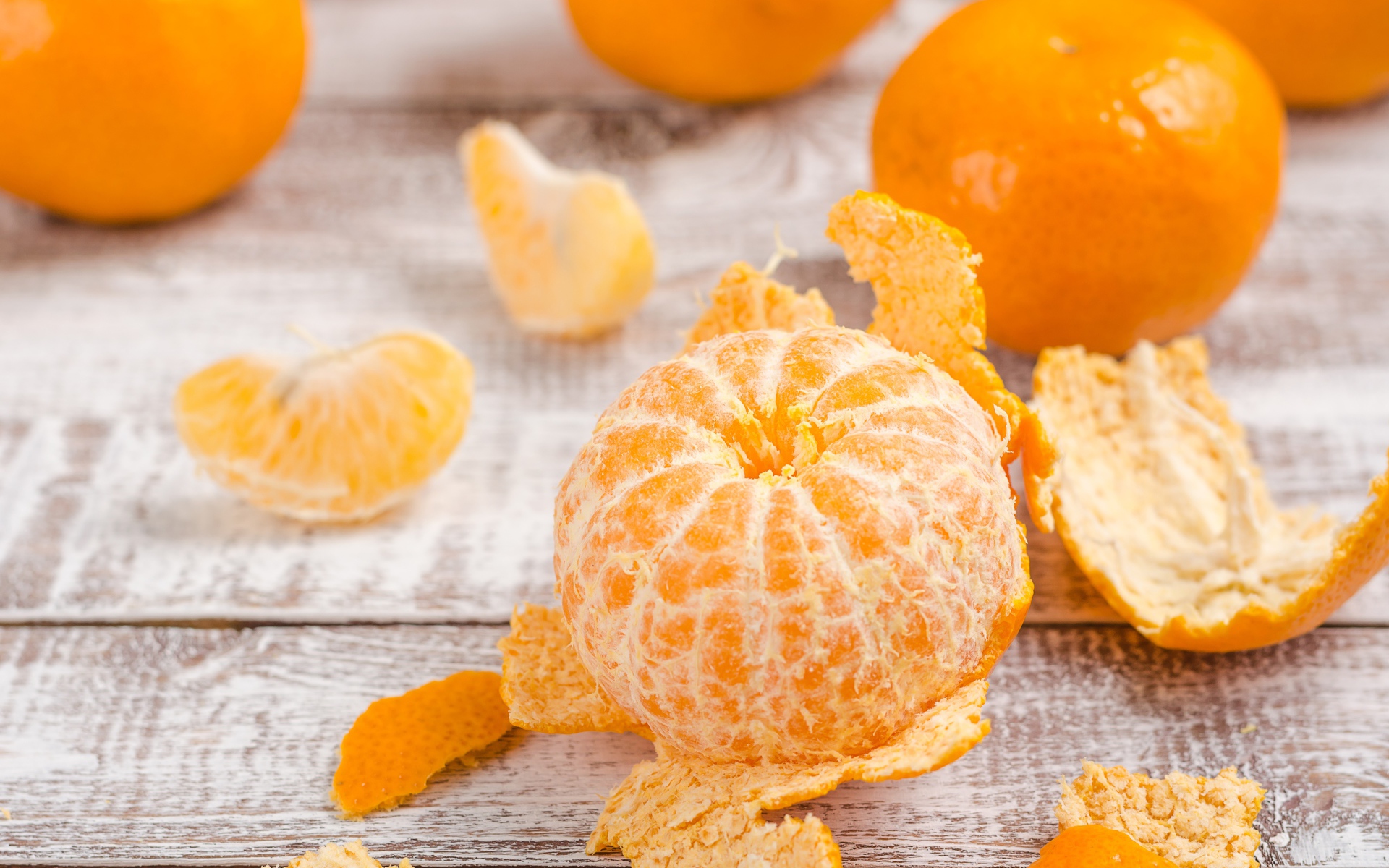 Очищенный мандарин на деревянном столе 