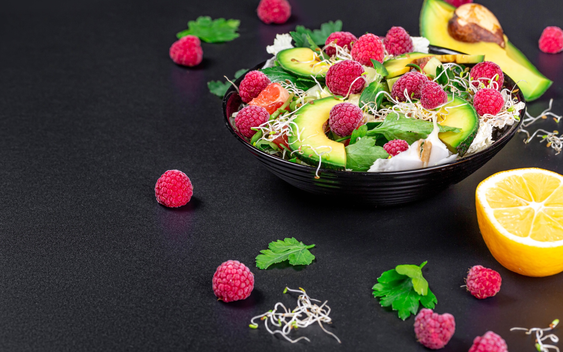 Салат из зелени, проросших зерен, малины и авокадо 