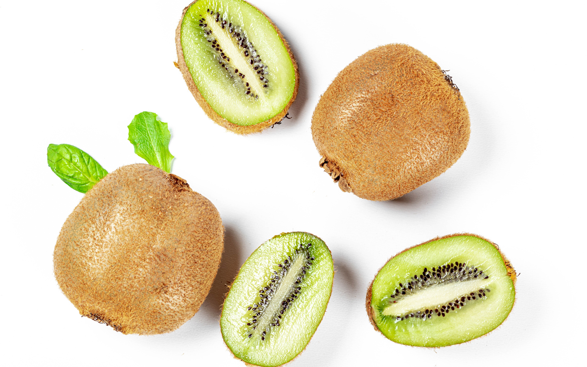 Вкусное киви на белом фоне