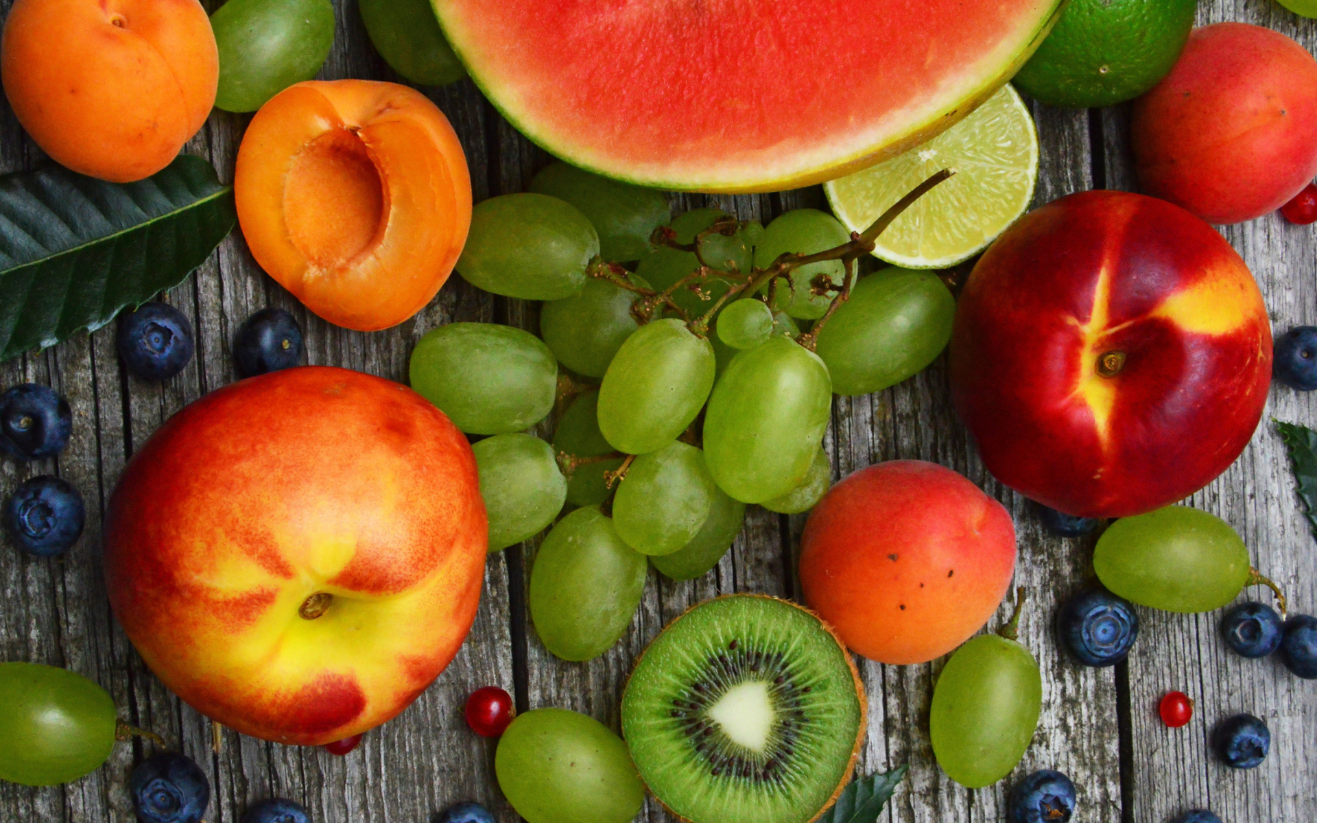 Вкусные спелые фрукты и ягоды на столе