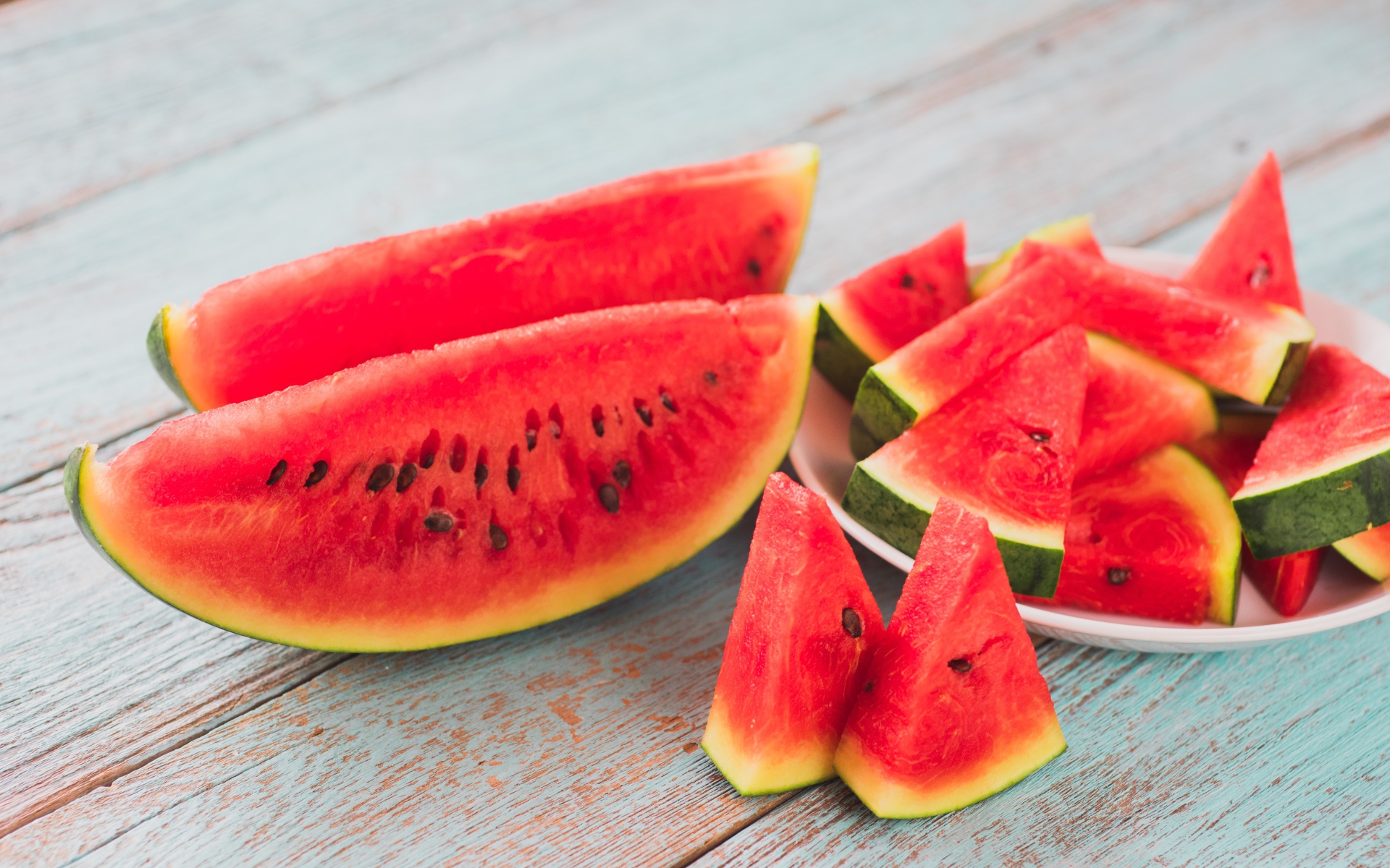 Арбуз нарезан кусками на столе 