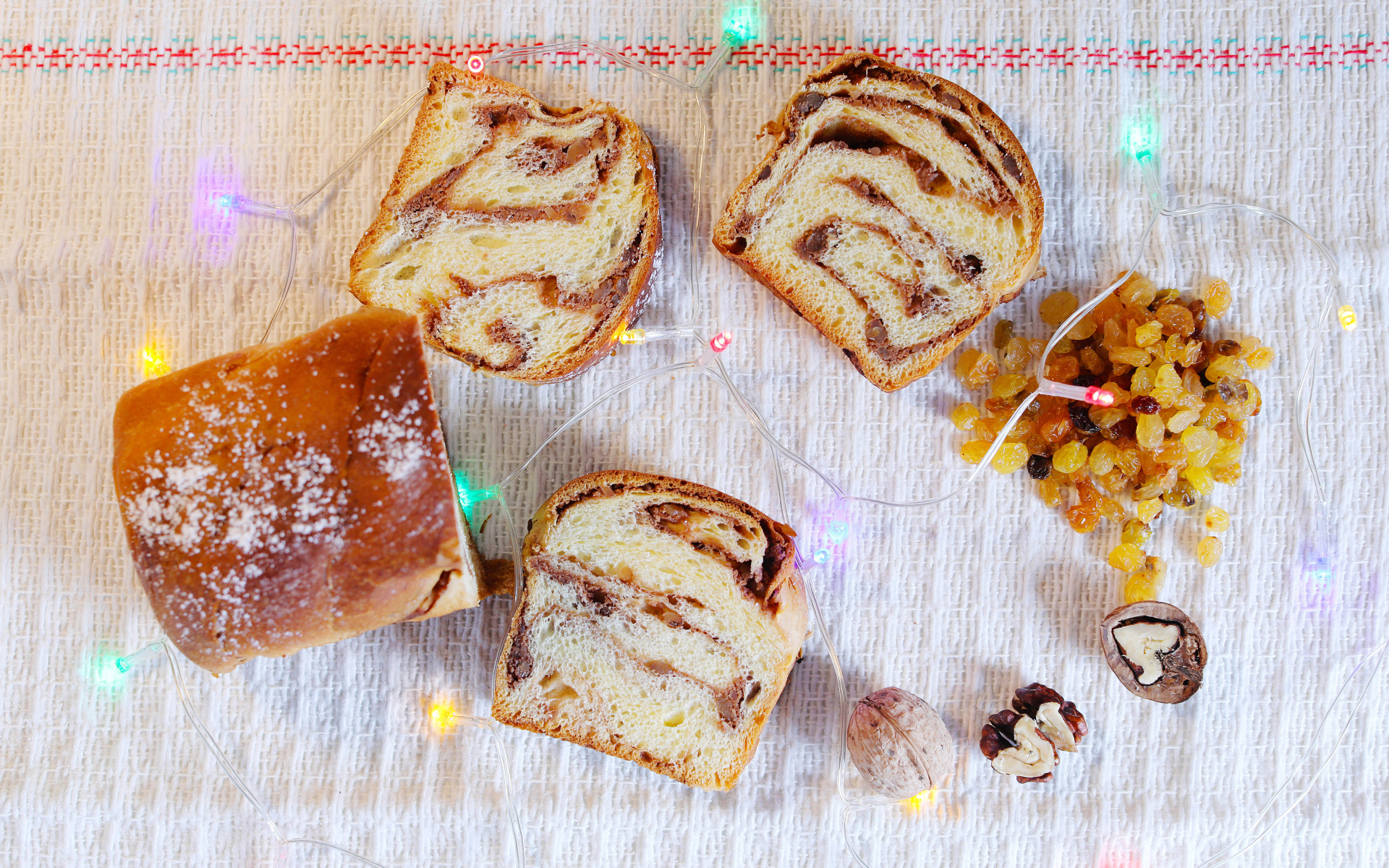 Кекс с изюмом на столе с гирляндой 