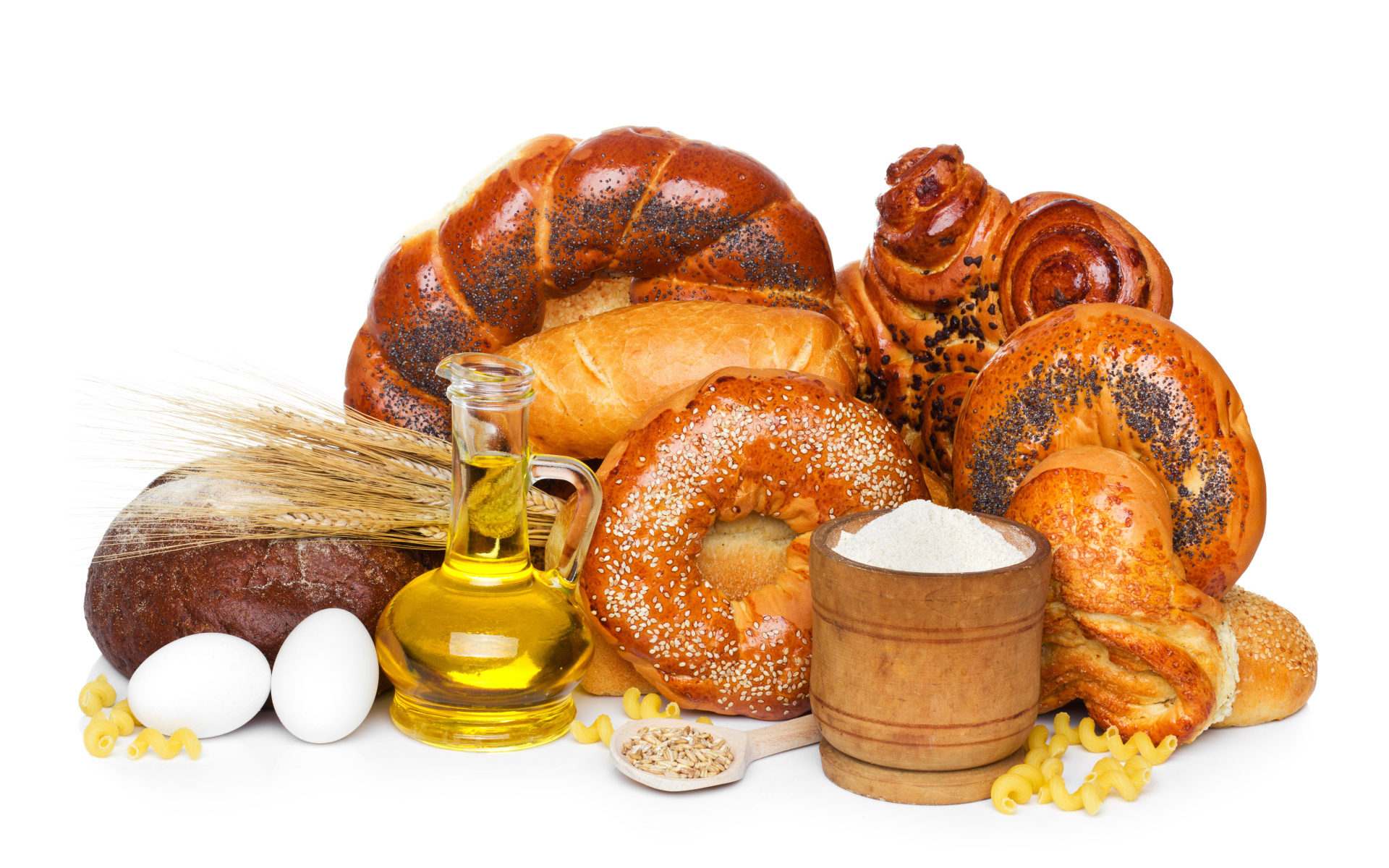 Свежая выпечка с мукой, маслом и яйцами на белом фоне