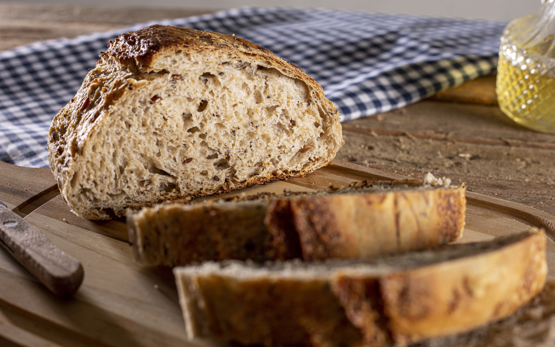 Куски свежего румяного хлеба на столе 